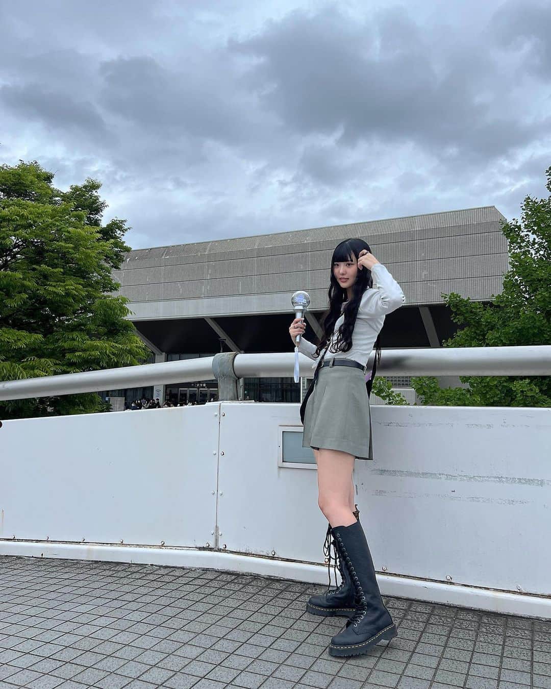 きりざきまいさんのインスタグラム写真 - (きりざきまいInstagram)「. 天気悪かったけど最高だったaespaのライブ🖤✨ 東京ドームで4人揃った姿を見られることを祈ります🌙 Tops @xgirljp  Skirt @sly_official  Boots @drmartens_japan」5月6日 20時09分 - imo_stagram10