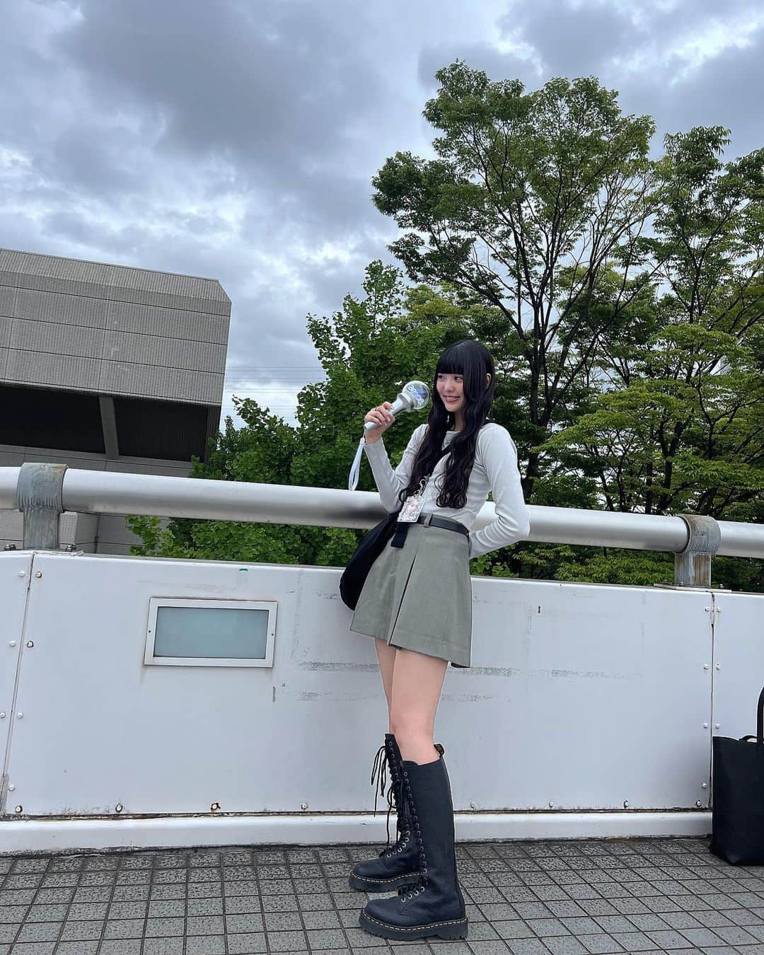 きりざきまいさんのインスタグラム写真 - (きりざきまいInstagram)「. 天気悪かったけど最高だったaespaのライブ🖤✨ 東京ドームで4人揃った姿を見られることを祈ります🌙 Tops @xgirljp  Skirt @sly_official  Boots @drmartens_japan」5月6日 20時09分 - imo_stagram10