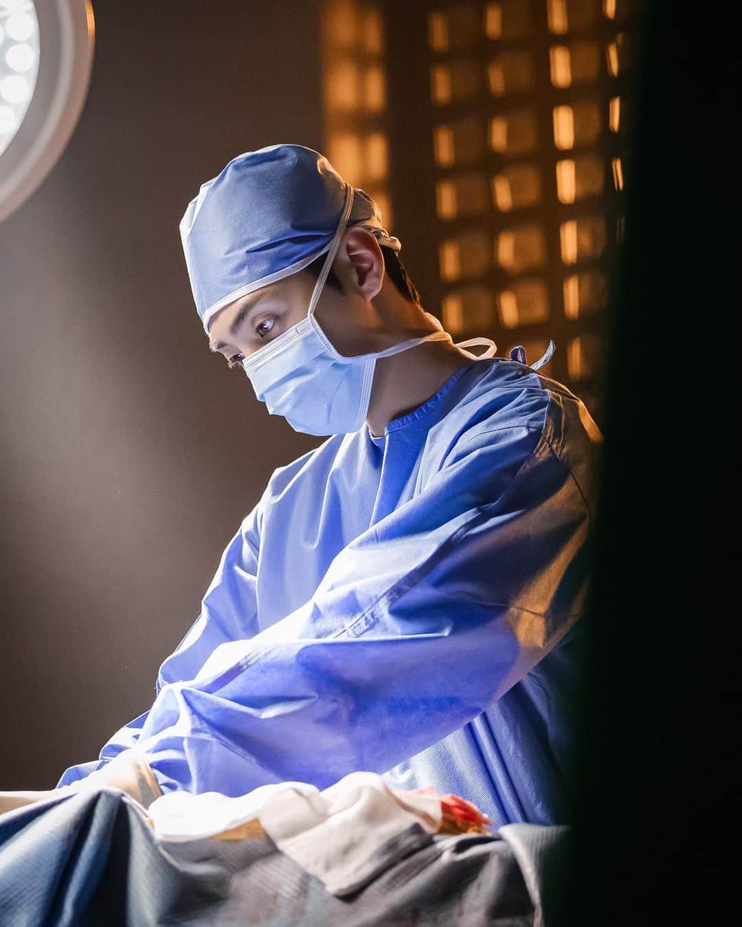 キム・ミンジェのインスタグラム：「수술 끝나고 10시에 만나요💉 #낭만닥터김사부3」