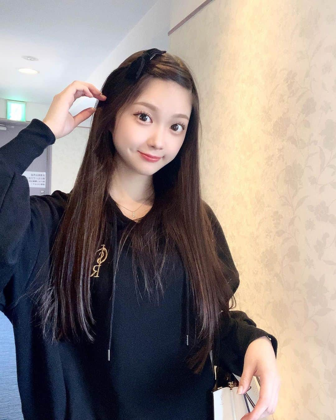 山下彩耶のインスタグラム：「急にインスタ更新し始める人🥯」