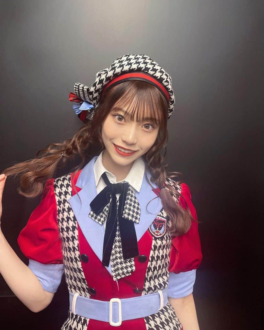 のインスタグラム：「・  本日は『歌舞伎町 UP GATE↑↑』 #カブキアゲ 沢山のコールありがとうございました！^^  赤髪ベレー帽似合ってましたか？？   #カブキアゲ  #Zepp新宿  #歌舞伎町タワー #NGT48  #編み込みアレンジ  #くらげヘア」