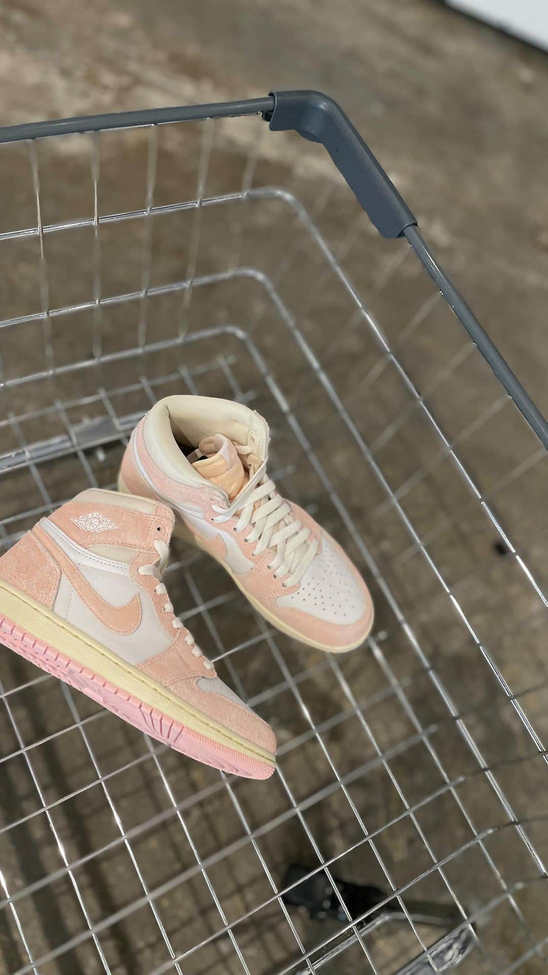 三笠 真由のインスタグラム：「⁡ 色褪せた感じのピンクがたまらん🥺ོ #AirJordan1WashedPink ⁡ どこもsold outで泣いていたら 探しまわってお誕生日にプレゼントしてくれた☺︎ ⁡ 冷凍庫に隠してあったからキンキンに冷えてたよ👟w ⁡ ⁡ ⁡ ⁡ #AirJordan1WashedPink #AirJordan #AirJordan1 #ナイキ #nikeスニーカー #ナイキスニーカー #スニーカー女子 #ナイキ女子 #nike女子 #大人カジュアル #大人カジュアルスタイル #きれいめカジュアル #アラフォーファッション #40代ファッション」