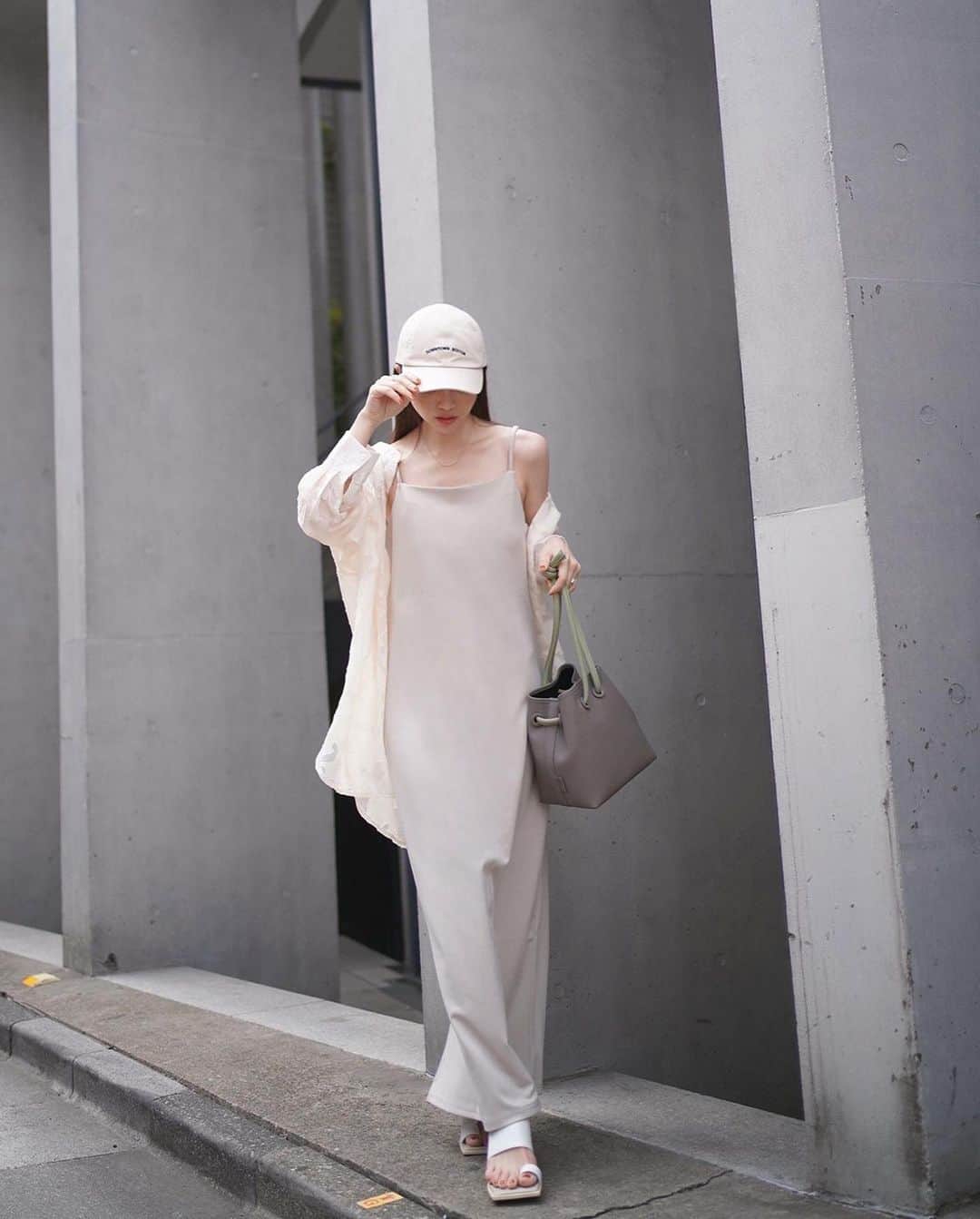 喜田彩子のインスタグラム：「⁡ ⁡ 今日も強風＆晴天☀️ 月曜からまた涼しくなるみたいなので 着たかったIラインキャミワンピースを♡♡ ⁡ 今日は羽織を羽織って、真夏は1枚でも タンクトップ・Tシャツをレイヤードしたスタイリングも◎ ⁡ 私はキャップでカジュアルダウンしたコーデが好き☺️🫶🏻💕 キャミソール部分にアジャスターが付いているので 好みの長さに調節出来て身長問わず着れるのも有り難いし ストレッチが効くポンチ素材なので着心地も◎ ⁡ ⁡ ONEPIECE... @bonjoursagan  SHIRT... sakishima_tokyo_closet SANDAL... un3d BAG... vasic ⁡ ⁡ 　 #bonjoursagan #着回しコーデ #シャツコーデ #fashion #outfit #ootd #coordinate #패션 #오오티디 #데일리룩 #코디스타그램 #악세사리 #오늘뭐입지 #좋아요 #156センチコーデ #sサイズコーデ #春コーデ #シンプルコーデ #ファッション #コーディネート #コーデ #ワンピース」