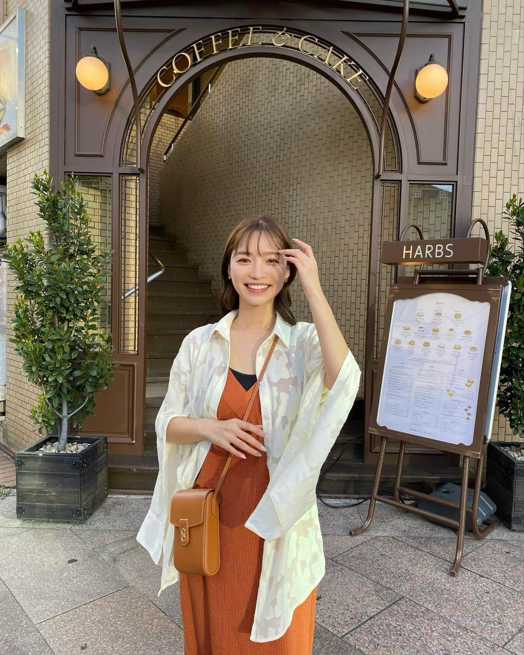 YUKIKOさんのインスタグラム写真 - (YUKIKOInstagram)「. この花柄可愛くない？🌼 @classicalelf_official  袖のボタンを外したら半袖風になるの✌🏻🤍 夏にも活躍しそう🌻✨ アイボリーのMサイズにしたけど 袖も丈も長めだったよ🫶🏻  #クラシカルエルフ #classicalelf #エルフコーデ #milybilet #ミウィビレット #タイアップ #zozo #zozotown #zozo購入品 #zozotown購入品 #シアーシャツ #花柄シャツ #ジャガード #春服 #春コーデ」5月6日 20時28分 - 128yukinco