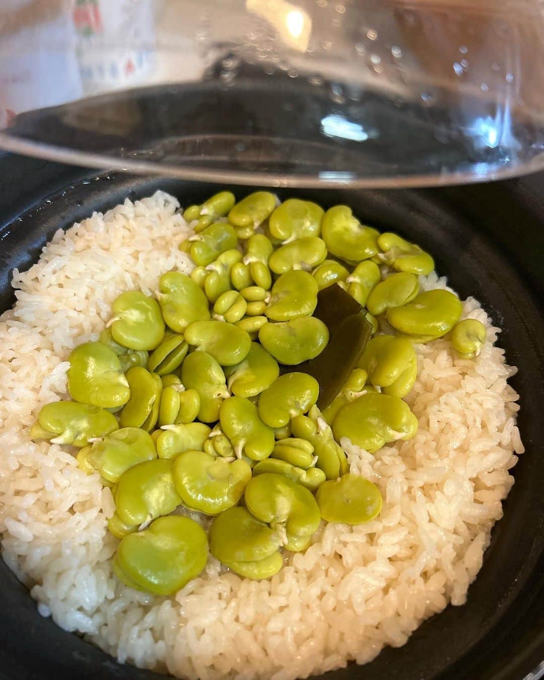 中岡由佳さんのインスタグラム写真 - (中岡由佳Instagram)「❇︎ 千葉県の御宿町（おんじゅくまち）で採れた無農薬のそら豆をいただきました。やっぱりそら豆ごはん！炊き立て最高。日本人で良かった🍚 #broadbean #favabean #japan」5月6日 20時30分 - yuka_nakaoka