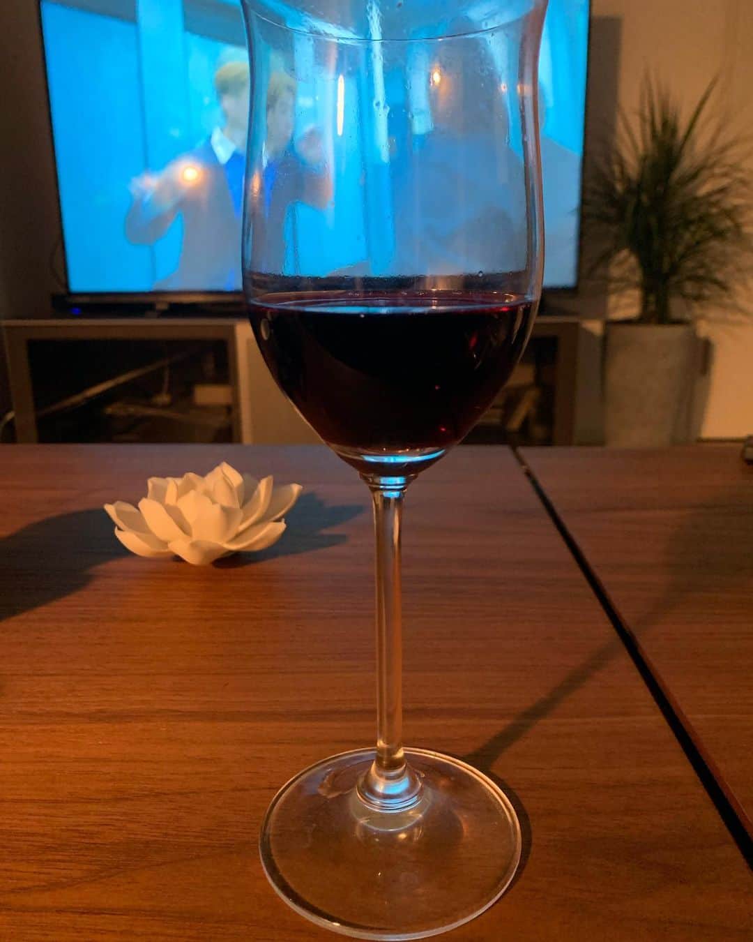 田中悦子さんのインスタグラム写真 - (田中悦子Instagram)「息子に、 ハーフくらいでやめて下さいねと言われた🍷  今夜は終電で娘が帰ってくるので 起きて待っていないとね🤣  はい、今いい感じで 愉快です❣️ 切り替えはやっ❣️🤣  韓ドラ観ながら🍷  #wine #winelover #二の腕の日焼け笑」5月6日 20時30分 - etsuko.reborn25