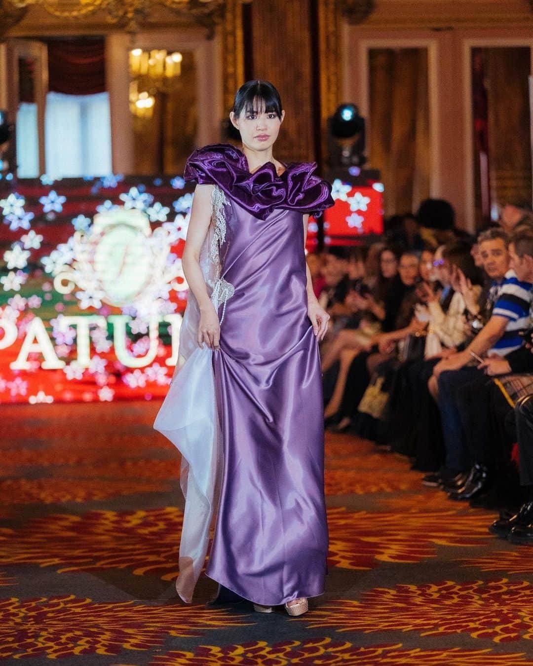 岩間夏美さんのインスタグラム写真 - (岩間夏美Instagram)「. . 今年3月にパリで行われた Asian & European Fashion Show In Paris にモデルとして出演しました💐  初めてのパリで パリコレのステージに立てたことに モデルとしてこの上ない喜びを感じました✨  今回パリコレのステージに立てたのは 私が大学生時代に出会った方々とのご縁で あの時「エイッ！」と飛び込んでみて 本当に良かったと思いました☺️  英語ができないから… 日本でモデル活動がしたいから… と思っていた私が もっと世界のショーに出たい✨ と思うようになったこと そのチャンスを与えてもらえること これからも感謝して 挑戦していきたいと思います🌸  I went to the show as a model for Paris Fashion Week in March.  Thank you to everyone who gave me a wonderful opportunity.  I’ll continue to do my best to appear in model shows in the world.  brand: @patuna.12  model: @iwama_natsumi  . . . #パリコレ #ファッションウィーク  #ワールドビューティーイノベーションズ  #パリコレ公式 #パリファッションウィーク #ノーブルクイーン #パリコレモデル #日本人モデル #ショーモデル #ファッションショー #パリ #🇫🇷 #モデル募集 #高身長モデル #173cm #173cmコーデ #ドレスモデル #ご縁に感謝 #ありがとう  #worldbeautyinnovatuons #wbi #model #showmodel #fashionweek #patuna #dressmodel #thankyou」5月6日 20時30分 - iwama_natsumi