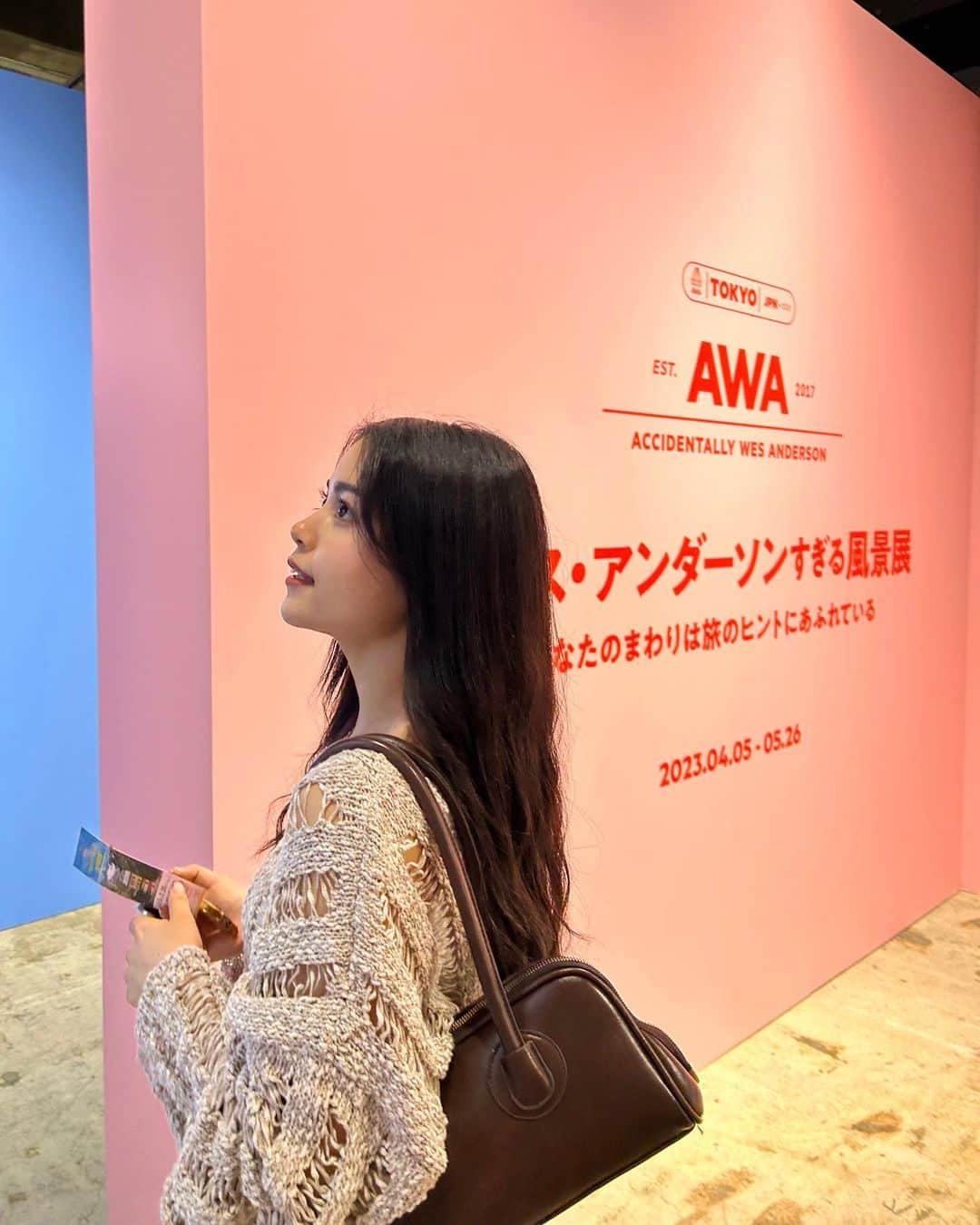 サラ・コールディさんのインスタグラム写真 - (サラ・コールディInstagram)「ウェスアンダーソンすぎる風景展📷💞 最高に可愛くて綺麗な世界観で、擬音で表すとしたらぽわぽわふるふるって感じです。(?) まだまだ写真あるのでゆっくり投稿してく🫶🏻🫶🏻🫶🏻 最後は「わ、私が2人...！？」の顔です。 #ウェスアンダーソン#ウェスアンダーソンすぎる風景展」5月6日 20時31分 - imsarakrd