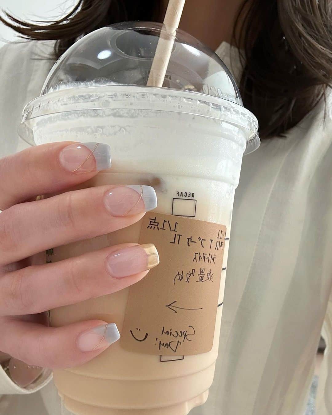 大野真昂のインスタグラム：「アールグレイブーケティーラテ🍯 売り切れの店舗多くてやっと飲めた😗  今月のネイルと😗 結局フレンチが一番飽きん🩵  #スタバ #アールグレイ #ネイル #フレンチネイル #夏ネイル #表参道ネイルサロン #qulne」