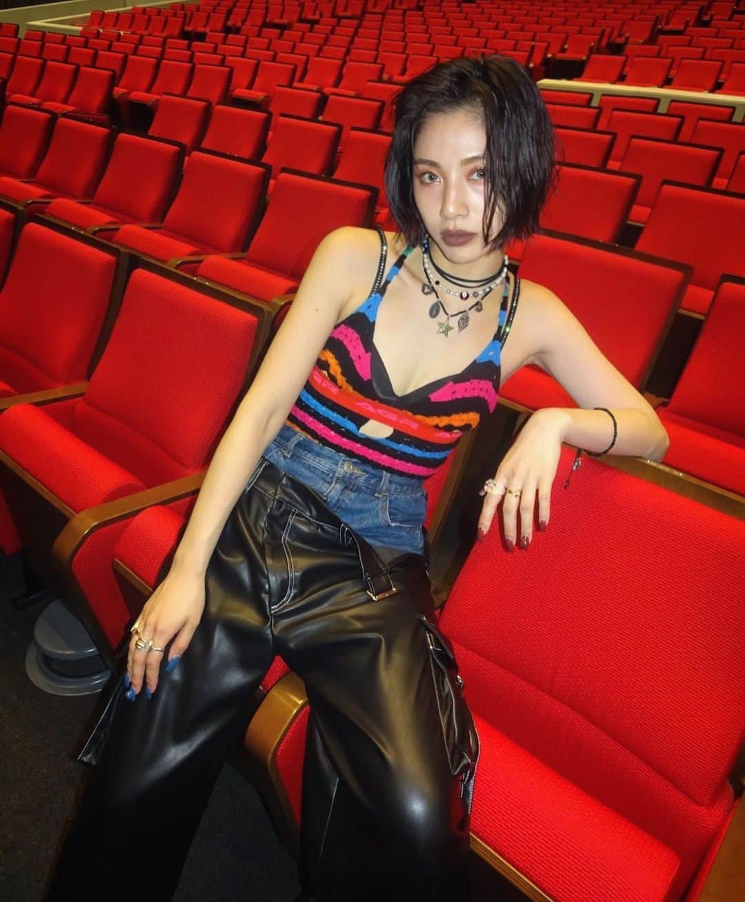 honoka のインスタグラム：「🆕衣装だたよ🩷🧡🖤🩵❤️」