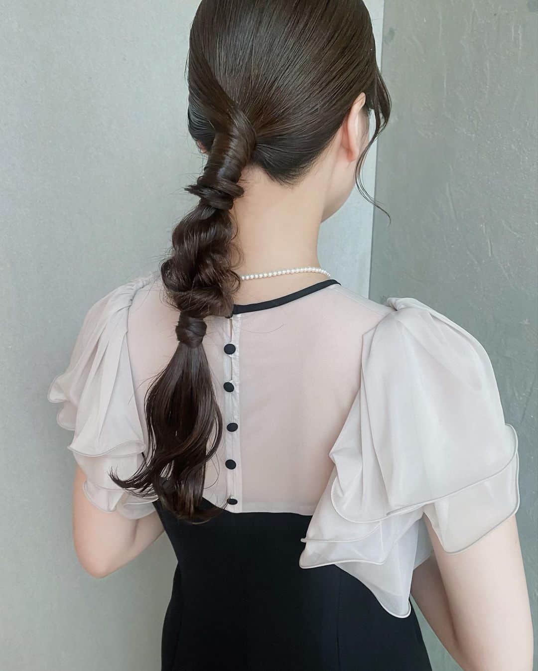 岡山友里愛のインスタグラム：「. タイトなヘアの中に ふわっとした可愛らしさもほしいなと思い このアレンジでお願いしました♡♡ ⁡ ドレスは @fray_id  オケージョン系はもちろん デイリー使いのお洋服も よくチェックしています☑️ ⁡ ⁡」