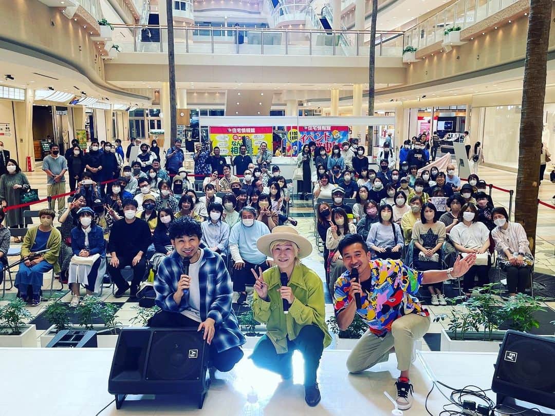 山田義孝のインスタグラム：「💥💥💥 FMヨコハマ公開生放送✌︎ 小田原のダイナシティにて✨ ミニライブとサイン&握手会でした✨ 久しぶりのリリースイベントが嬉しかった。 いつまでもステージに立ってたかったしサイン会でいつまでもお喋りしてたかった。 それぞれの想いを伝えてくれて本当に嬉しかった。 さぁここから本格的にイベントやキャンペーンが始まりますよ✨ ラジオやテレビの収録も沢山あるから告知をお楽しみに🔥🔥🔥🔥 みんな付いてきてね✌︎ #備忘録音 #リリースキャンペーン」