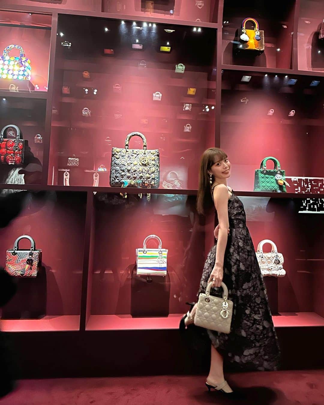 のインスタグラム：「👗🤍👜🤍  Christian Dior: Designer of Dreams  ずっと行ってみたかったDior展。 マミーとお姉ちゃんと行ってきました☺︎ とても見応えがあって大大満足✌︎  #christiandior #dior #dior展 #東京都現代美術館 #夢のクチュリエ #diorexhibition #ladydior」