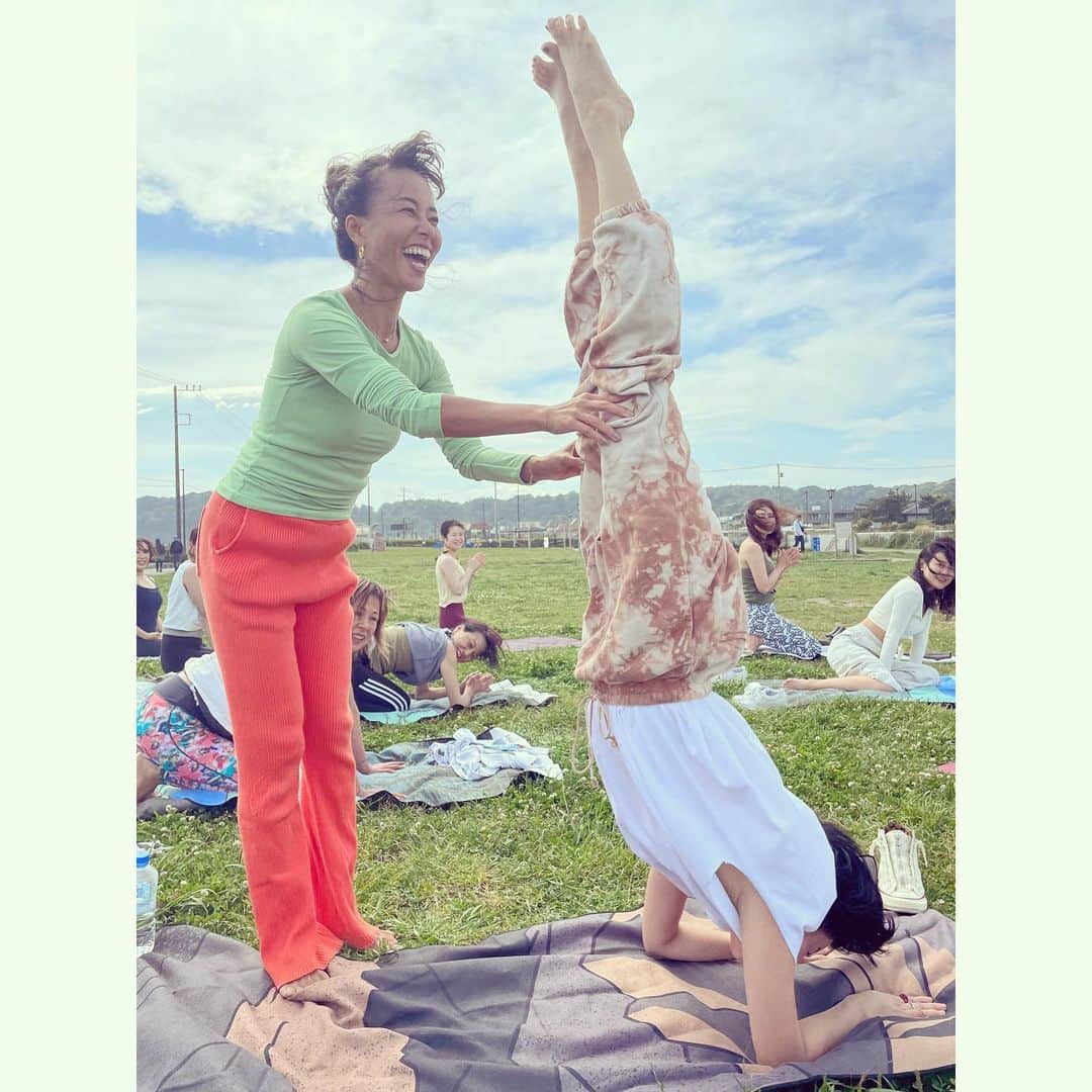 桃生亜希子さんのインスタグラム写真 - (桃生亜希子Instagram)「今日は、  ときちゃん、てらくん家族　@tokikonitta @terada_yasushi と鎌倉のZEN VAGUE @zenvague という所で、さやか　@yoga_citta YOGAを受けに行ってきたよ！  　海浜公園でのヨガは、バランスを取るたび風に叱咤激励を受けるスパルタなものだったけど、砂まみれになりながら身体を伸ばして行くのは　なかなかチャレンジングで面白かった！😆🍃 　 　ZEN VAGUEは、素敵な宿泊件イベント施設。　　  サウナもあり、私たちも入らせていただく。✨ 　 　じわじわと汗をかいて、身体が芯から温まる○  　お腹が空いたので、美味しいおむすび🍙🍙もいただき、大満足🙏✨  　あとは、ゆっくり寝るだけだ！✨  　幸せな時間。 　ありがとう🌕  #zenvague #sauna #yoga」5月6日 20時36分 - pinokosugar