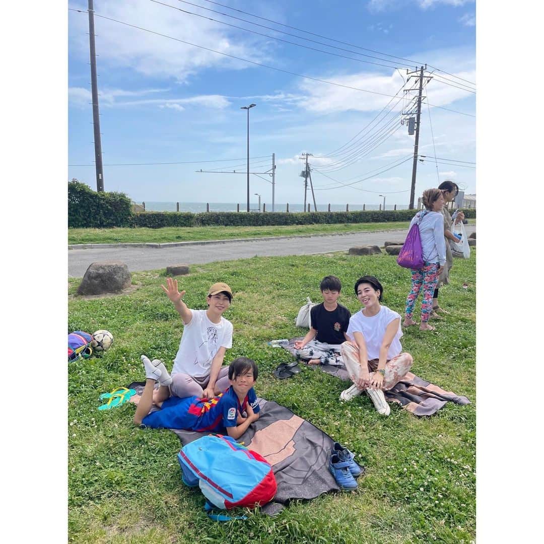 桃生亜希子のインスタグラム：「今日は、  ときちゃん、てらくん家族　@tokikonitta @terada_yasushi と鎌倉のZEN VAGUE @zenvague という所で、さやか　@yoga_citta YOGAを受けに行ってきたよ！  　海浜公園でのヨガは、バランスを取るたび風に叱咤激励を受けるスパルタなものだったけど、砂まみれになりながら身体を伸ばして行くのは　なかなかチャレンジングで面白かった！😆🍃 　 　ZEN VAGUEは、素敵な宿泊件イベント施設。　　  サウナもあり、私たちも入らせていただく。✨ 　 　じわじわと汗をかいて、身体が芯から温まる○  　お腹が空いたので、美味しいおむすび🍙🍙もいただき、大満足🙏✨  　あとは、ゆっくり寝るだけだ！✨  　幸せな時間。 　ありがとう🌕  #zenvague #sauna #yoga」