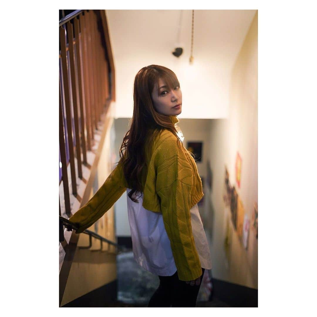 愛聖りさのインスタグラム：「. ❺  のりえもんさんに撮ってもらったシリーズ これにて終了です🙇‍♀️❤️ 友達にも『このシリーズめっちゃいいね』って 言ってもらえて、もう全てはのりえもんさんの おかげなんですけど、嬉しかったです🥰 またいろいろ教えていただきたいです🥹  #写真 #ポートレート #モデル #被写体 #photo #portrait #model #사진 #초상화 #모델 #followme #instagood」