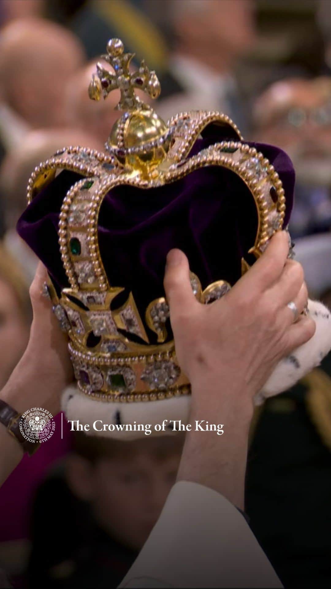 ロイヤル・ファミリーのインスタグラム：「𝐓𝐡𝐞 𝐂𝐫𝐨𝐰𝐧𝐢𝐧𝐠 𝐨𝐟 𝐓𝐡𝐞 𝐊𝐢𝐧𝐠  The Archbishop of Canterbury places St Edward’s Crown on The King’s anointed head. The clergy, congregation and choir all cry ‘God Save The King’.」