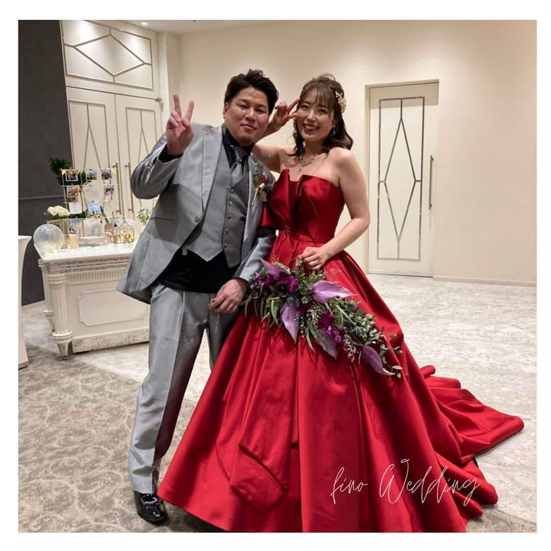 fino_wedding【フィーノ公式】さんのインスタグラム写真 - (fino_wedding【フィーノ公式】Instagram)「【卒花嫁レポート】  2人の掛け合いが楽しかった💗  @grandair_official   ドレスが先か、タキシードが先か…（笑） 途中から、何を基準で選ぶのが良いか不明になったお2人でしたが、見事にリンクコーデもバッチリ❣️  なによりも、毎回の会話の掛け合いが本当に頼もしくて、笑わせて頂きました（笑）  お互いを尊重し、時にはディスりながらも愛情たっぷりなお2人が大，大，大好きです❤️  お約束の決めポーズもありがとうございました😊  近いので、遊びに来てくださいね😃  タッちゃんポーズ最高‼️  #ユニーク  #新郎新婦  #笑わせていただきました  #いつも楽しい  #たっちゃん  #2人の会話が面白い  #愛情たっぷり  #信頼関係  #ディスり合い  #掛け合いが面白い  #明るい未来  #絶対に  #また会いましょう  #wedding  #weddingday  #weddingdress  #colordress  #タキシード  #決めポーズ  #おめでとうございます  #2023春婚  #思い出の写真  #カラー診断  #似合う色  #happywedding」5月6日 20時50分 - fino_wedding