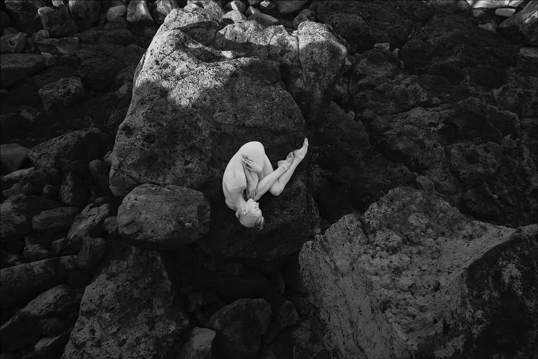 ballerina projectのインスタグラム：「𝐌𝐢𝐤𝐚𝐞𝐥𝐚 𝐊𝐞𝐥𝐥𝐲 on the island of Molokai.   @mikaelakelly__ #mikaelakelly #ballerinaproject #molokai #hawaii   Ballerina Project 𝗹𝗮𝗿𝗴𝗲 𝗳𝗼𝗿𝗺𝗮𝘁 𝗹𝗶𝗺𝗶𝘁𝗲𝗱 𝗲𝗱𝘁𝗶𝗼𝗻 𝗽𝗿𝗶𝗻𝘁𝘀 and 𝗜𝗻𝘀𝘁𝗮𝘅 𝗰𝗼𝗹𝗹𝗲𝗰𝘁𝗶𝗼𝗻𝘀 on sale in our Etsy store. Link is located in our bio.  𝙎𝙪𝙗𝙨𝙘𝙧𝙞𝙗𝙚 to the 𝐁𝐚𝐥𝐥𝐞𝐫𝐢𝐧𝐚 𝐏𝐫𝐨𝐣𝐞𝐜𝐭 on Instagram to have access to exclusive and never seen before content. 🩰」