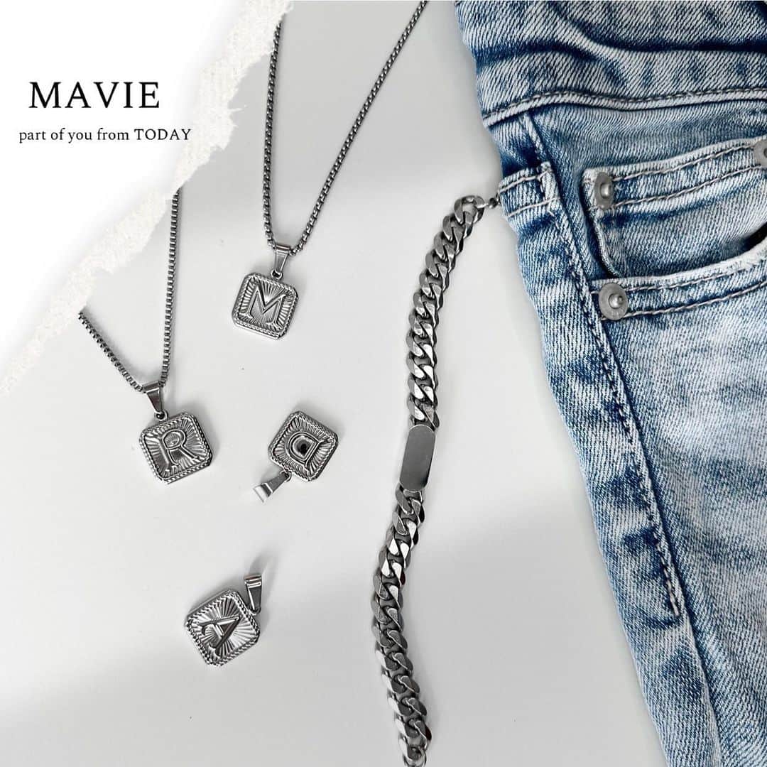 Ryonaのインスタグラム：「. . 新しいイニシャルネックレス🤍  @mavie.__official   #mavie #silveraccessory」