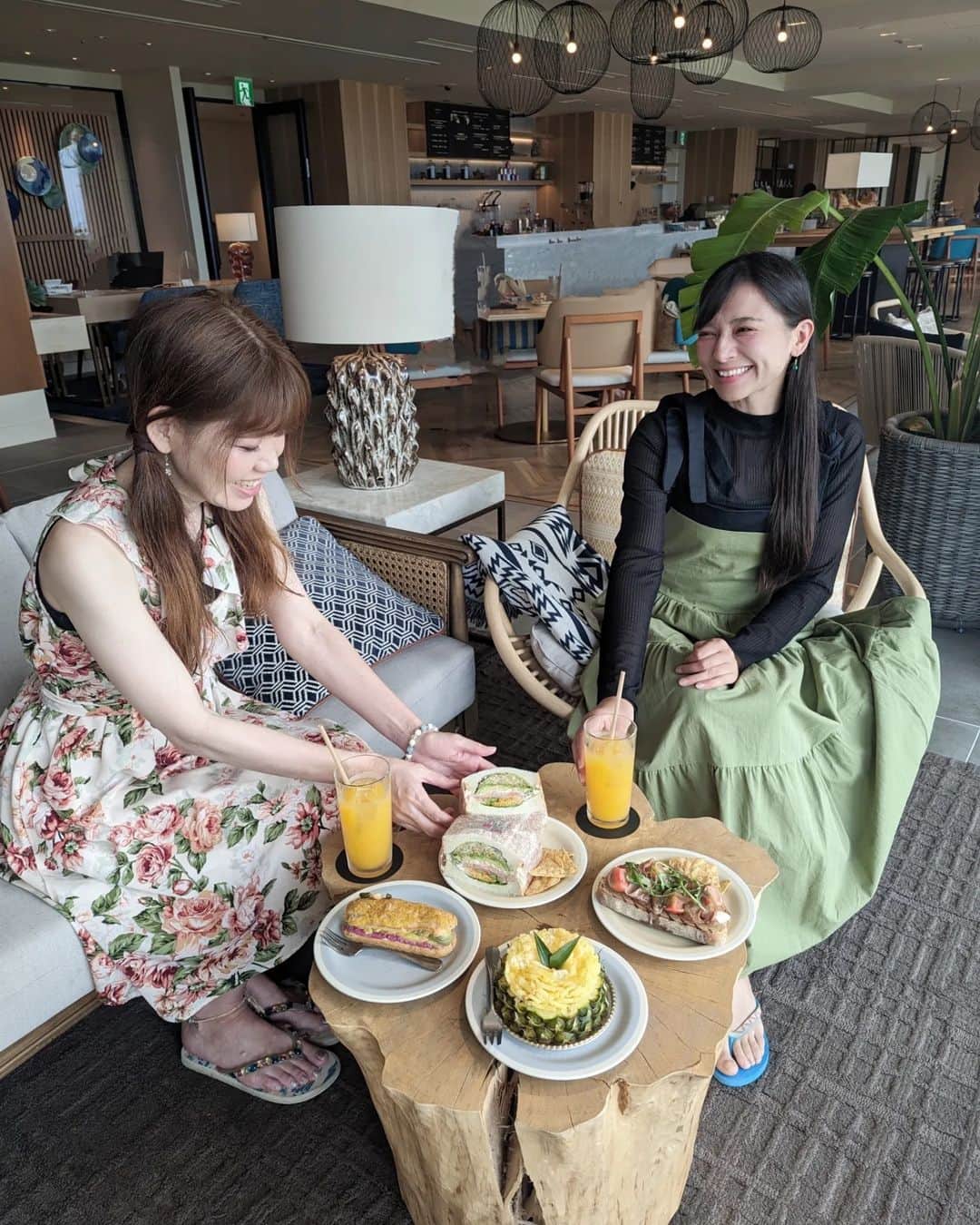 芳美リンさんのインスタグラム写真 - (芳美リンInstagram)「🗾石垣島/沖縄　Ishigakijima/Okinawa  ホカンスでの大事なポイントの一つは、 やっぱり、ご飯！  食事が美味しいと、外に出る必要なし♪🌊  ランチは、PALETTE Terrace Loungeにて。 ボリューム満点のサンドイッチと、スイーツをシェア☆ パイナップルフェア中でした。 可愛くて美味しい♡  SALTIDAのディナービュッフェはすごく豪勢♡ お肉の種類が豊富です！ 少しづつ、色々な種類を食べました(^^)  甘党の友人はスイーツを制覇していました！  八重山での和朝食は、 美味しくて、ヘルシーそうで旅の胃の疲れを癒やしてくれました(*^^*)  #ANAインターコンチネンタル石垣リゾート #石垣島ホテル #socialport #ホカンス#ナイトプール #石垣島旅行#女子旅 #ペリエジュエ#ANAINTERCONTINENTALISHIGAKIRESORT#PALETTETerraceLounge#八重山#SALTIDA#teampixel」5月6日 20時57分 - lynn.lynn5