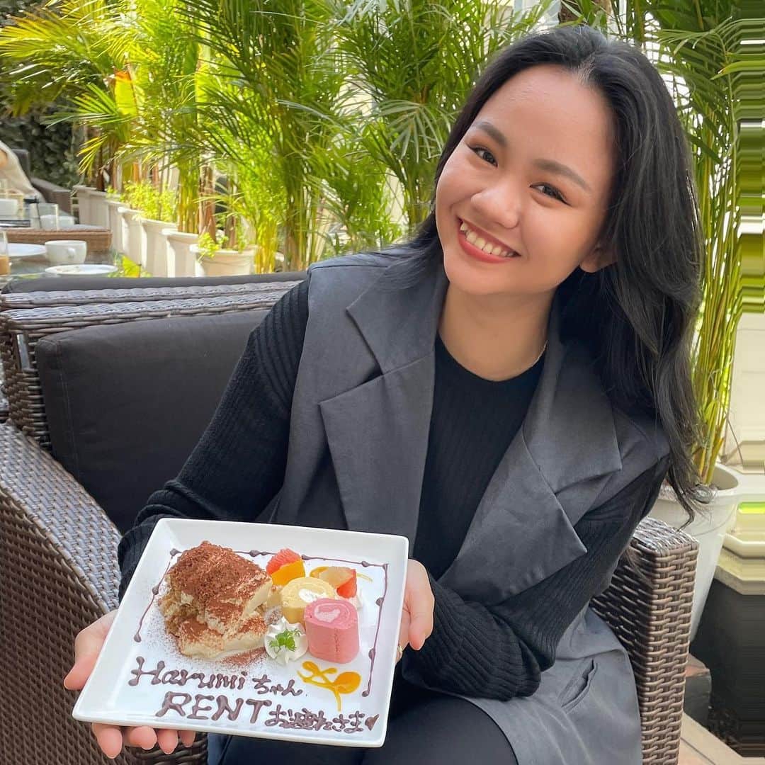 遥海さんのインスタグラム写真 - (遥海Instagram)「友達の誕生日のお祝いのはずが🥹  嬉しい♡ 初めての大千秋楽を迎えたんだなって💕  ありがとう♡」5月6日 20時55分 - thisis_harumi