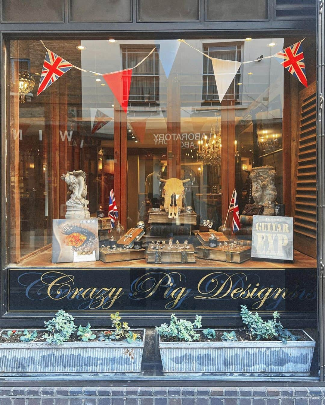 クレイジーピッグさんのインスタグラム写真 - (クレイジーピッグInstagram)「🇬🇧 Wishing the UK a happy coronation day. From all of us a Crazy Pig Designs! 💀🇬🇧 • • • • • #crazypigdesigns #london #silverring #925silver #silverjewellery #handmade #rockandroll #heavymetal #gothic #skulls #skullfashion #gemstone #coventgarden #crownring #unionjackflag #unionjack #kingscoronation」5月6日 20時56分 - crazypigdesignslondon