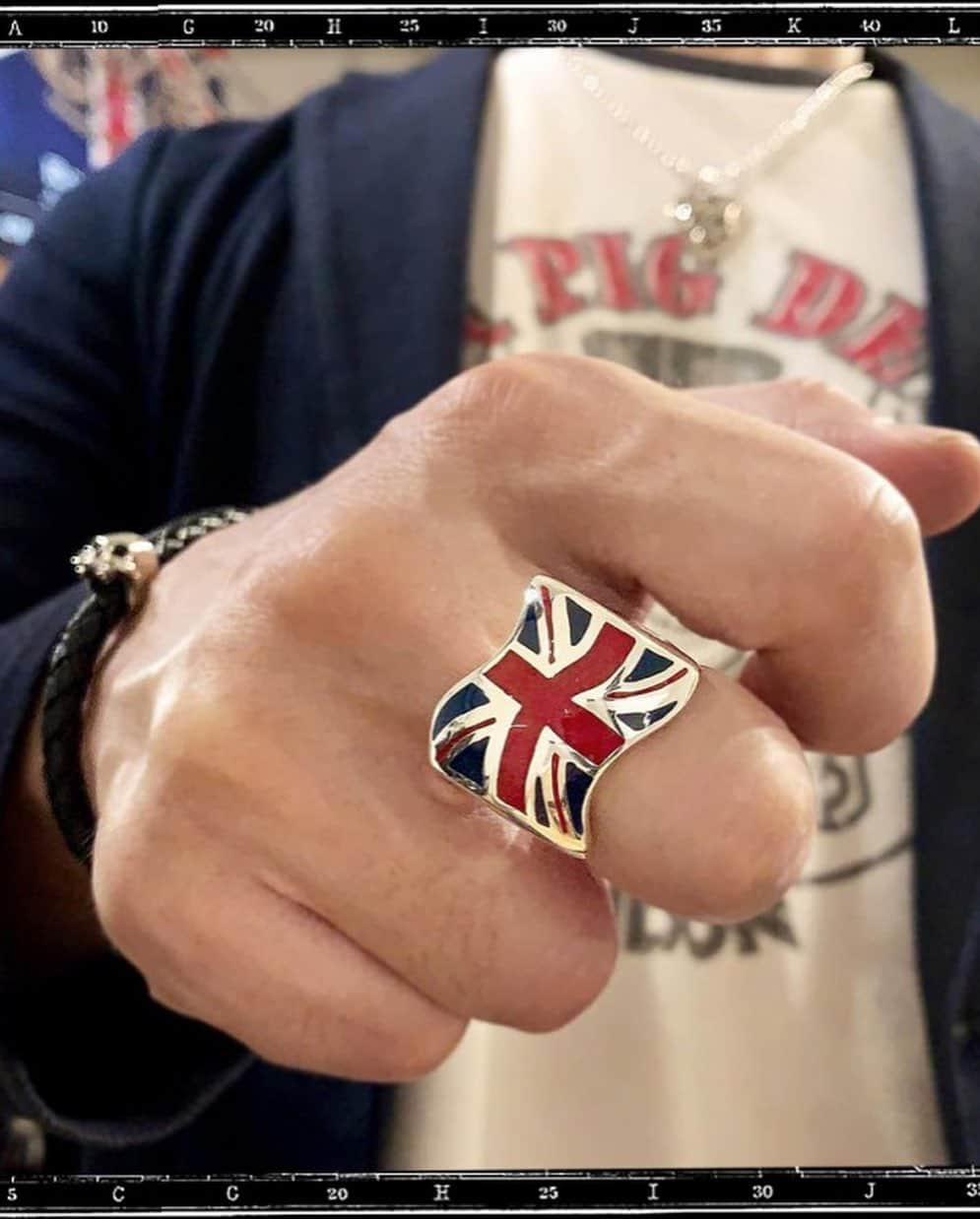 クレイジーピッグさんのインスタグラム写真 - (クレイジーピッグInstagram)「🇬🇧 Wishing the UK a happy coronation day. From all of us a Crazy Pig Designs! 💀🇬🇧 • • • • • #crazypigdesigns #london #silverring #925silver #silverjewellery #handmade #rockandroll #heavymetal #gothic #skulls #skullfashion #gemstone #coventgarden #crownring #unionjackflag #unionjack #kingscoronation」5月6日 20時56分 - crazypigdesignslondon