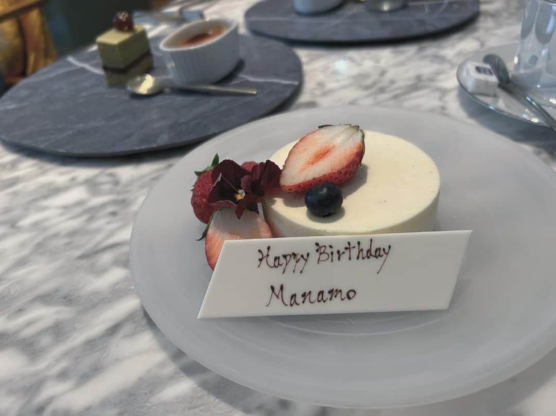 のインスタグラム：「まなもです。 中学で一番最初に話した子がお祝いしてくれた。ここ最近月1〜2くらいで会っているというだけで面白いのだけど(大学生の時はほぼ会っていない)、会うたびに話題があるから面白い。来月も多分会う、予定。 先月この子とディナーに行く前にネイル行ったのだけれど、今日はランチの後にネイルに行きまして、一ヶ月経ったのかとしみじみした。 今回はナチュラルなネイルなのだけれど、夕暮れの紫の光の下で見るとすごく綺麗で、私はすぐにパーツつけて派手にしたくなるけど、こういうのも良いなと思った。 でも多分次は派手になる。かも。  帰ってきてパソコン開いたら、書きかけのデータがどこにもなくて、PC内をたくさん探してみたけれどやっぱりなくて、一旦PCではなくて、私の記憶を探してみたところ、保存した記憶も見つかりませんでした。 保存しなかったのかもしれません。それか、うちに住むという伝承のある妖怪・データ消しの仕業です。 でも大丈夫。また書けばいい。幸い内容は頭の中にある。  そういえば、マスクがもうない気がするから、買いに行きましょう(家族への伝言) あとそろそろ美容院にいかなければ(己のメモ帳)」