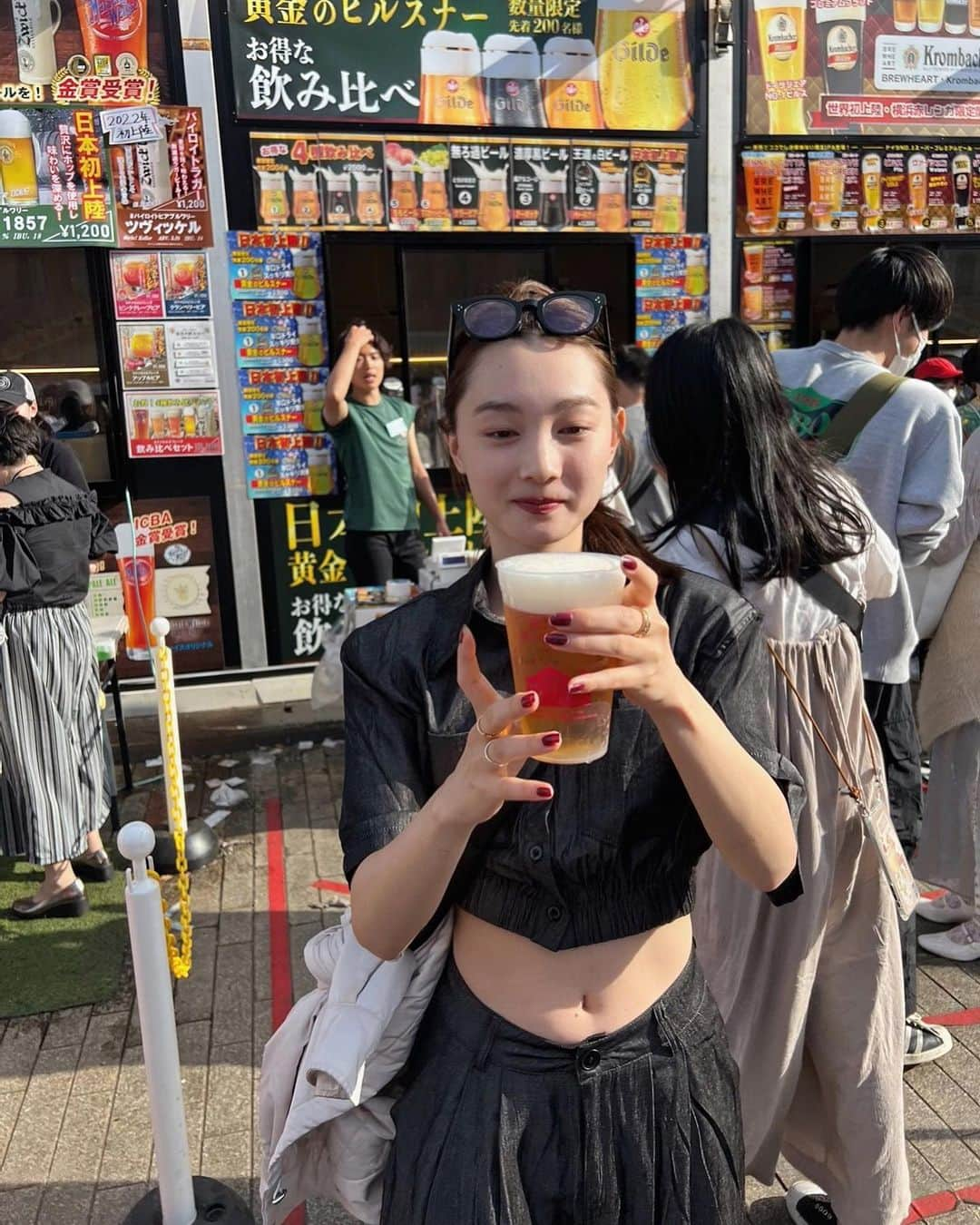 新野尾七奈さんのインスタグラム写真 - (新野尾七奈Instagram)「しあわせ〜🍺 👗 @trifle_official  👜 @folnua_jp  🥾 @niketokyo  👓 @uyus.jp」5月6日 21時06分 - nanagirl7