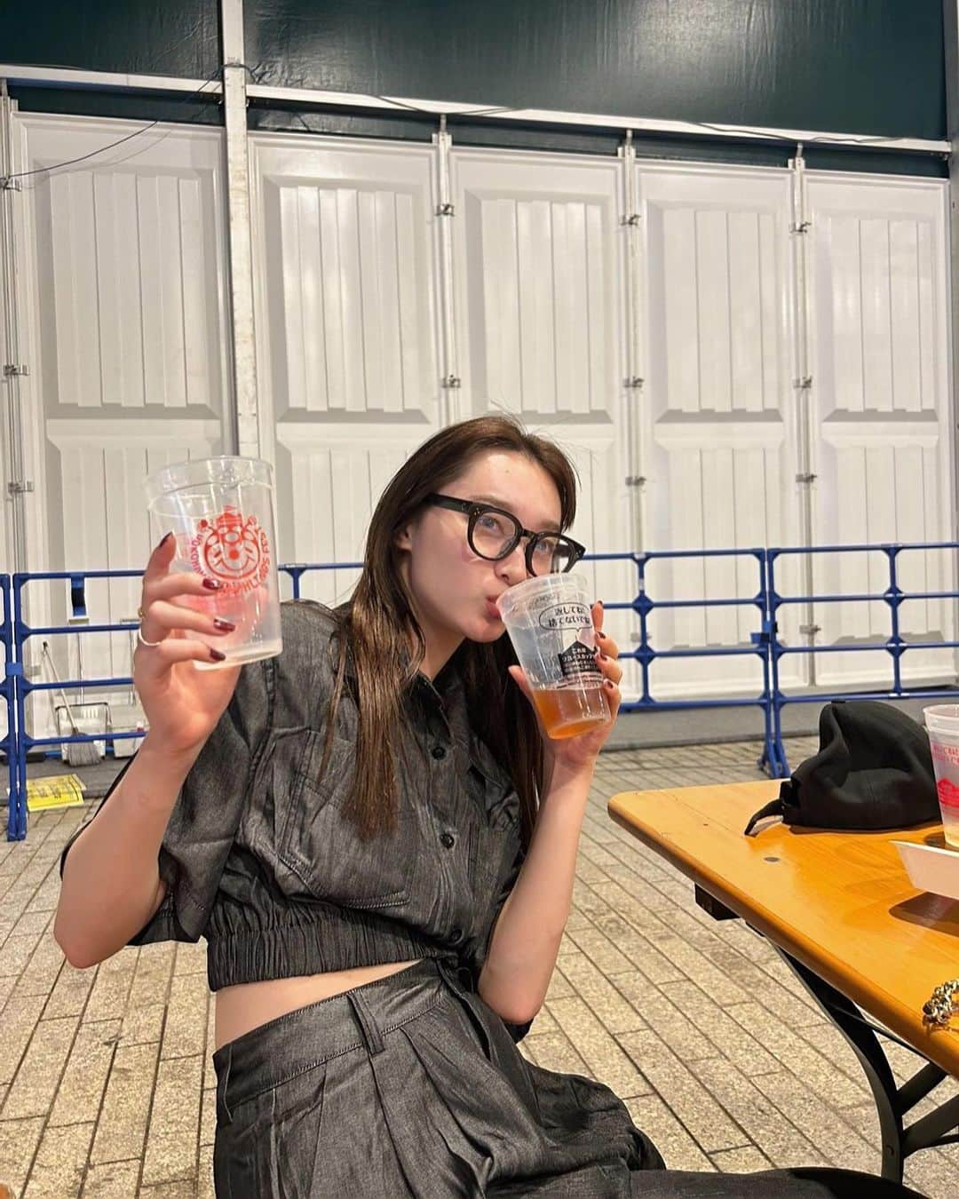 新野尾七奈さんのインスタグラム写真 - (新野尾七奈Instagram)「しあわせ〜🍺 👗 @trifle_official  👜 @folnua_jp  🥾 @niketokyo  👓 @uyus.jp」5月6日 21時06分 - nanagirl7