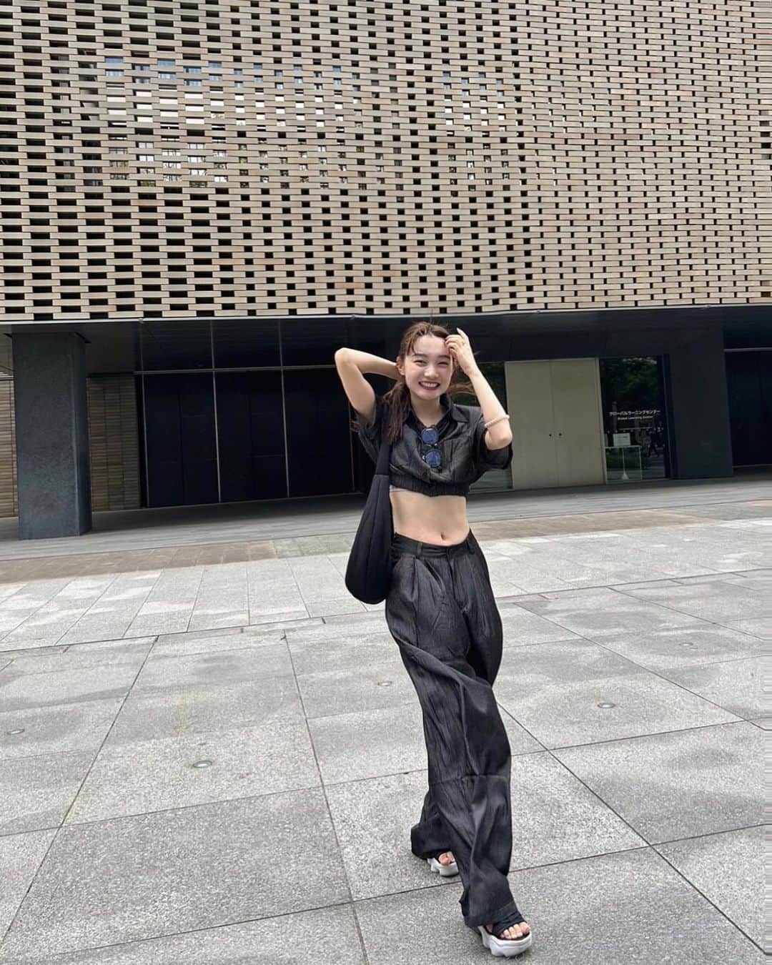 新野尾七奈のインスタグラム：「しあわせ〜🍺 👗 @trifle_official  👜 @folnua_jp  🥾 @niketokyo  👓 @uyus.jp」