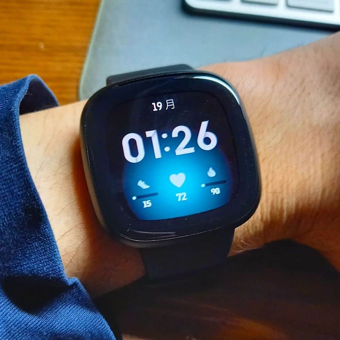 Fitbit Japanのインスタグラム：「@watadon_ さん、#Fitbit デビューおめでとうございます🎉 GPS機能搭載のVersa 3はスマートフォンなしでも走ったペースや距離が表示可能🏃‍♂️ Googleアシスタントを使えば天気予報の確認、リマインダーの設定などがハンズフリーで操作できます✨ 皆さんもステキな写真が撮れたら #マイフィットビット で投稿してね📷」