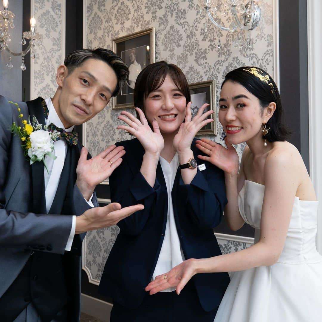 アルカンシエル南青山さんのインスタグラム写真 - (アルカンシエル南青山Instagram)「・ 【Wedding Photo with Staff❁】 ・ コロナで2年延期をされたおふたり 長い時間をかけて当日を迎えたからこそ おふたりのこだわりを詰め込んだ結婚式となりました ・ お開き後には、スタッフも一緒に 写真を撮影させていただきました！ ・ この度はご結婚誠におめでとうございます  ................................... 南青山で🌱光×水×緑🌿 を感じられる結婚式場🕊✴︎ . 『感謝を、式のまんなかに。』をテーマに 自然体で感謝が伝わる結婚式の事例を紹介💛 . 👇🏻をタップ🌈👣 @arcenciel.minamiaoyama . 会場は感染症対策を施しておりますのでご安心ください ......................................  #ウエディングプロデューサー  #結婚式レポ #スタッフ写真  #アルカンシエル #アルカンシエル南青山 #アルカン花嫁 #東京花嫁 #東京プレ花嫁 #東京ウェディング #東京結婚式 #表参道花嫁 #表参道プレ花嫁 #表参道ウェディング #表参道結婚式 #ナチュラルウェディング #コロナに負けるな #結婚式をあきらめない #日本中のプレ花嫁さんと繋がりたい #感謝を式のまんなかに #2023夏婚 #2023秋婚 #2023冬婚 #2024春婚」5月6日 21時00分 - arcenciel.minamiaoyama