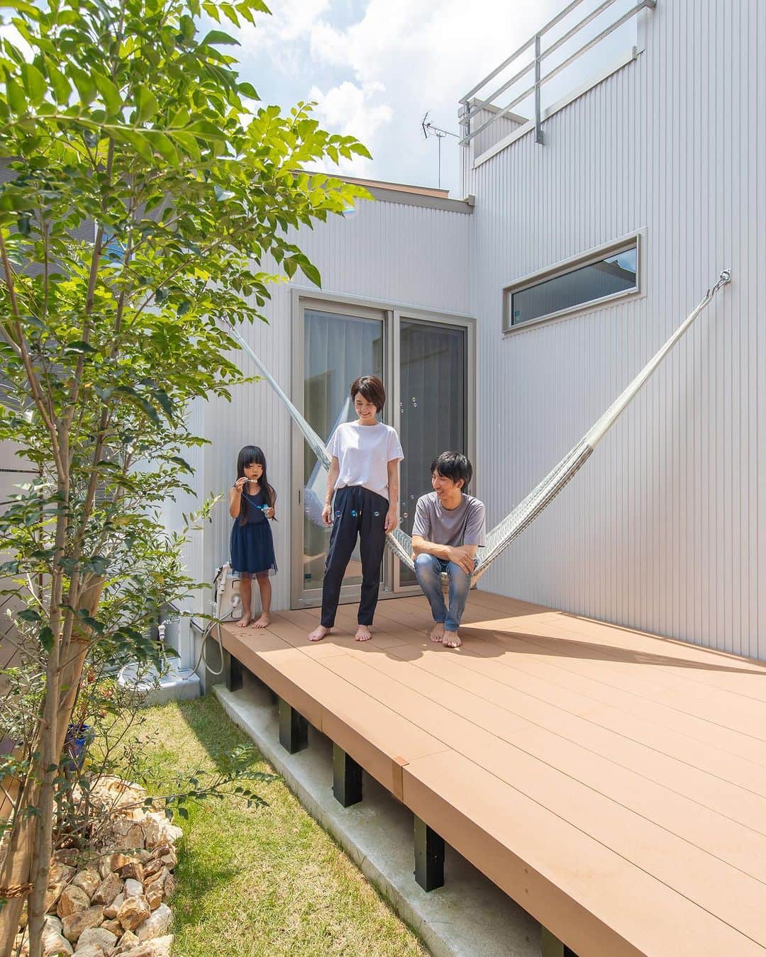 ルポハウス一級建築士事務所さんのインスタグラム写真 - (ルポハウス一級建築士事務所Instagram)「・ ・ ・ 家族がそれぞれの楽しみ方ができる、プライベートな中庭。 ・ ・ ・ 担当設計士/石田悠衣 @yui_ishida_  ・ ・ ・ 𓐌𓐌𓐌𓐌𓐌𓐌𓐌𓐌𓐌𓐌𓐌𓐌𓐌𓐌𓐌𓐌𓐌𓐌  ルポハウスの施工事例はこちらまで☞ @reposhouse  𓐌𓐌𓐌𓐌𓐌𓐌𓐌𓐌𓐌𓐌𓐌𓐌𓐌𓐌𓐌𓐌𓐌𓐌 #ルポハウス は#ちょっとかっこいい家 を"友人のために" という思いでつくっています。 一生に一度の#マイホーム。 「あなたにしかできない」×「ルポハウスだからできる」で、 私たちだけの#家づくり を思いっきり楽しんでみませんか？！ ・ ・ ・ #住宅 #注文住宅 #新築一戸建て #デザイナーズ住宅  #一級建築士事務所 #設計事務所 #滋賀県の設計事務所 #外観 #外観デザイン #外観イメージ #ガルバリウム #ガルバリウム外壁 #ホワイトガルバ #中庭 #ウッドデッキ #真鍮レター #名古屋モザイクタイル #コットメント600角」5月6日 21時00分 - reposhouse