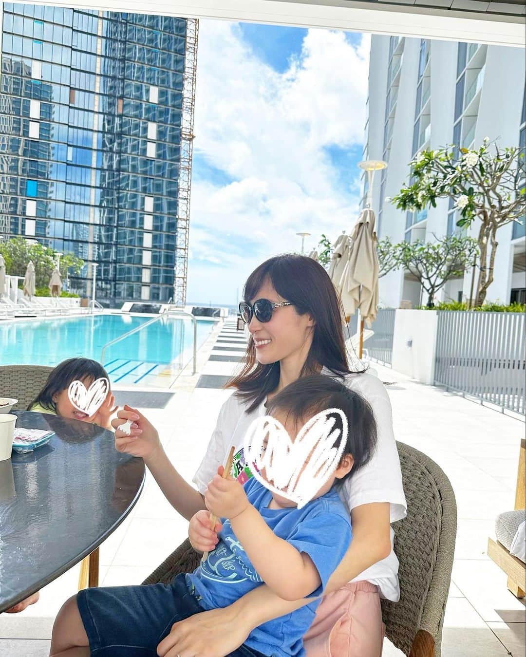 小林真由のインスタグラム：「ハワイいろいろ🌺 ⁡ @margotto.hawaii の目玉焼きトースト。 ハワイでは貴重な生卵、TKGも✨ 美味しかった..🍳 ⁡ @bluehawaiilifestyle のアサイー🥣 アラモアナのフラショーが始まるまでの10分で急いで食べました。 昼過ぎに行って17時のショーを待つほど楽しみにしてたのに良い席が埋まっててごめんね。🥲 次回はゆっくり食べたい🥺 ⁡ ⁡ @lilihabakery のココパフ🧁 小さいながらの存在感。 詰まってる..🫶🏻 ⁡ 気づけば1ヶ月経ってるけど載せてみます🌴 ⁡ ⁡ #ファッション #コーデ #ママコーデ #女の子ママ #男の子ママ #ママライフ #コーディネート #４歳 #２歳 #二人育児 #子連れ旅行 #旅行 #ハワイ旅行 #ハワイ #子連れハワイ」