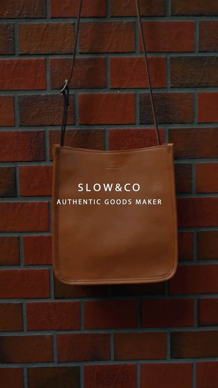 のインスタグラム：「・・・ こんにちはSLOWです。  今回は待望の新作入荷情報を京都店からご案内させて頂きます。 実績と信頼のあるBONOシリーズを継承しながら実用的によりファッションに馴染むショルダーバッグをご紹介させていただきます。 GWに彩りを添えてくれるアイテムと、この機会に出会っていただけましたら幸いです！  是非店頭にてお試しくださいませ。  #slow  #slowandco  #slow2008  #slowbag  #tochigileather」