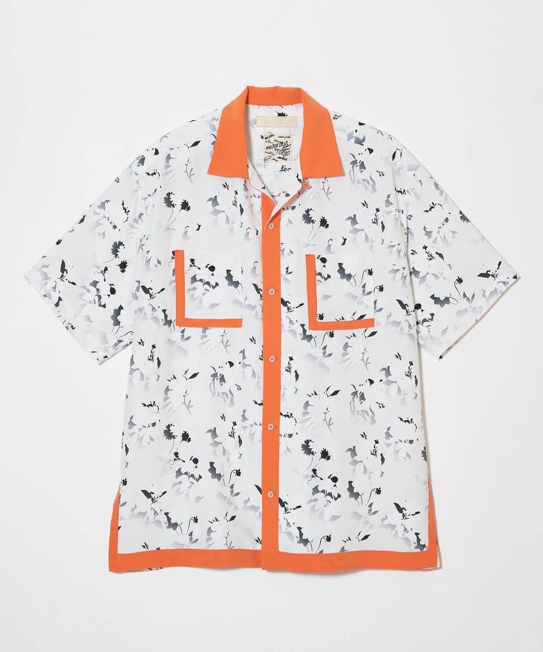 メアグラーティアのインスタグラム：「meagratia 23SS Floral pattern S/S SH col.wht   オリジナルフラワープリントのオープンカラーシャツ。 様々な種類の花に光があってできた影をグラフィックに落とし込んだデザインになっています。 両胸のポケットには影のように見えるディティールがデザインされています。 やわらかく軽い素材感で暑い夏も快適に着用いただけます。 同素材の23231-0607のパンツとのセットアップもおすすめです。  material Polyester 100%  #meagratia #23ss」
