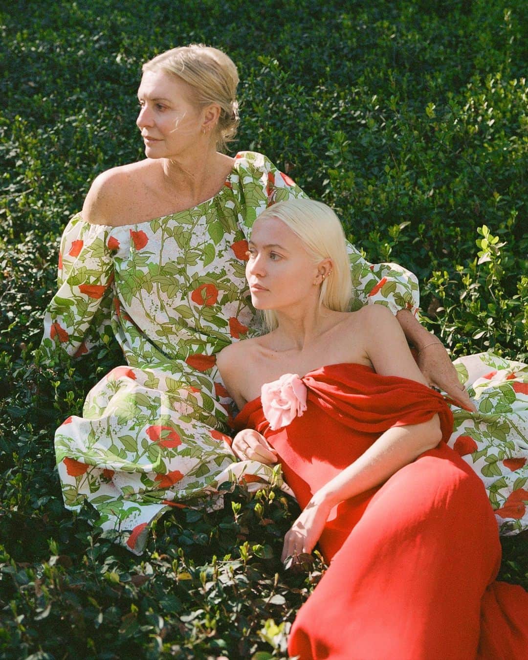 MATCHESFASHION.COMのインスタグラム：「‘The Winnie dress is the biggest BERNADETTE icon. To see it in New York will be so special. The Winnie is a bit like the city of New York – it’s so monumental.’   Bernadette and Charlotte de Geyter take to New York to debut the @bernadetteantwerp Pre-Fall 2023 collection in an exclusive shoot for MATCHES. The mother-daughter duo shares their favourite city haunts, the inspirations behind the new collection, with MATCHES exclusive pieces, and what goes into creating a fashion brand with cross-generational appeal.   Link in bio to read the full feature and shop the collection.」