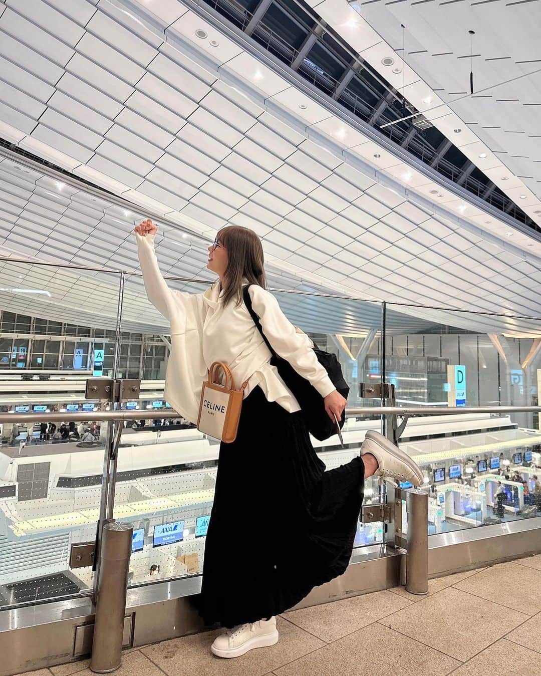 水越愛華のインスタグラム：「２つのご報告🫧  ・その①🫧  突然のご報告になりますが 今から約10ヶ月程 Melbourneに語学留学に行ってきます🐨  理由とか経緯とか 色々お話ししたいけど もう飛行機の中なので追々、、、✈︎  (なんで出発ってこんなにギリギリなんだろう笑)  新しい仕事は何かな〜？と 思っていた方はごめんなさい。 (居なかったら余計ごめん)  水越、お勉強して参ります。  ・ご報告その②  今回、留学に行くにあたり @sma_ryu さんの 公式アンバサダーに就任しました！  スマ留さんは 3月のマルタ留学でお世話になったのですが またご一緒できて嬉しいです☺️❤︎  コロナが落ち着いて 留学やワーホリに 今既に行っている方や 行こうかなと検討してる方 居ると思います。  留学するにあたって 良いことも、悪いことも リアルな声を発信できたら...！ と思います。  とりあえず！！ 行ってきまーーーす！🇦🇺  (行ってらっしゃいって言って) (頑張れー！でもいいよ) (とりあえずポジティブなやつ！笑)」