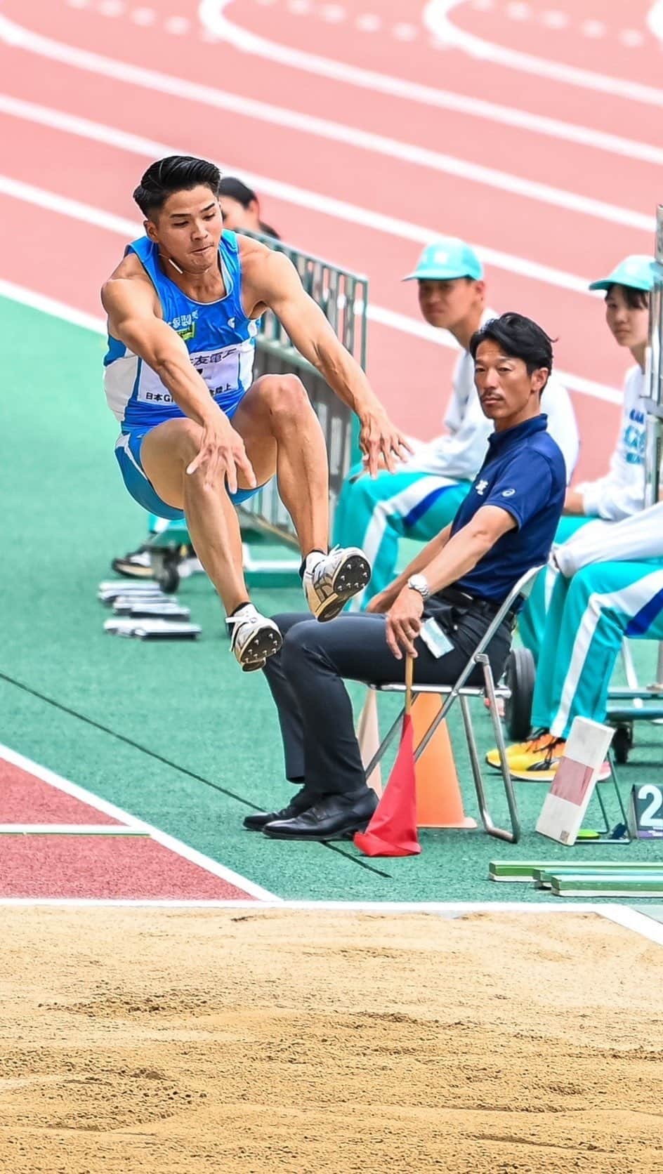 津波響樹のインスタグラム：「. 木南記念8m00(+2.2)の2位でした🥈 足が攣らない方法を教えてください。  #asics #longjump #走幅跳」