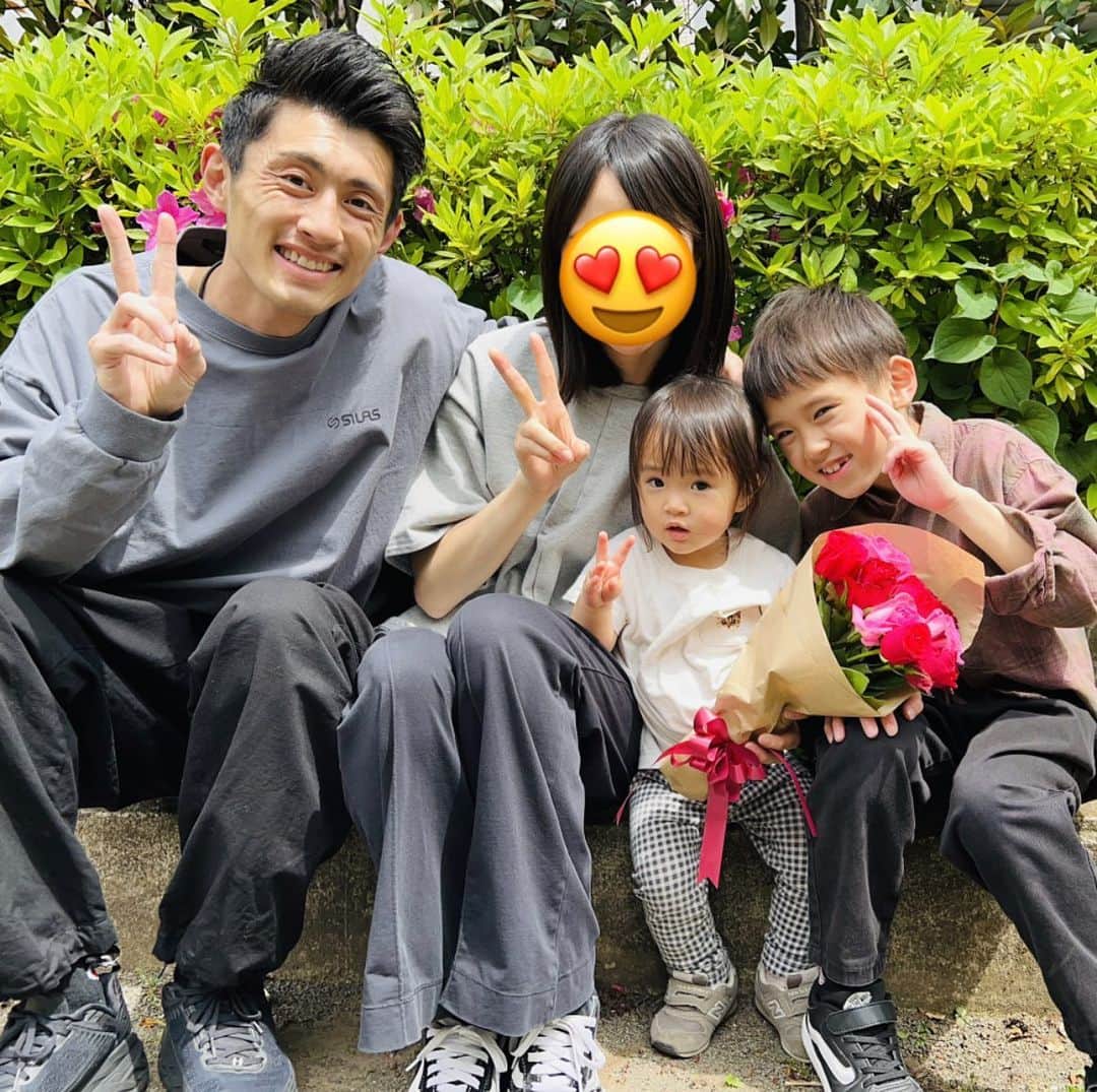 のインスタグラム：「・ 5/6で、結婚9周年を迎えましたー🥳🎉 1周年毎に1本ずつ増えていくバラも今年で9本、だいぶ花束らしくなってきました💐 我が家で毎年恒例のこの行事もついに9回目！心絆ちゃんも立って写真を撮れる様になりました📸森川ファミリーが楽しくやれているのも日々支えてくださる皆様のお陰です🙇‍♂️ ついにあの若僧夫婦も結婚10年目‼️いつまでも明るく楽しくみんなでバカやっていきますので、家族共々よろしくお願い致しますっ‼️ ・ YouTubeでも恒例の花束買ってバラ渡す動画載せますので是非見てください🤗 ・ #ぼくはゆうしくん #わたしはここなちゃん #結婚記念日 #目指せ100の花束 #ホープマンズ #森川やるしかねぇ   #息子#子供#パパ#お父さん#ママ#お母さん#家族#親子#お笑い」