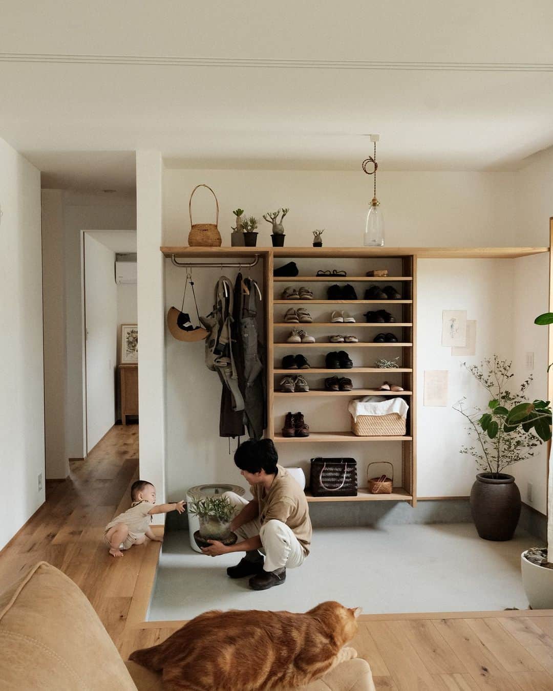 ムクリ［mukuri］さんのインスタグラム写真 - (ムクリ［mukuri］Instagram)「ライフスタイルに目を向け、繋がりを意識した土間とリビング〜小さな平屋と大きな庭のある暮らし（hikaniwaさん）  ２３坪と言う限られた空間の中で 必要な部屋数を考えていくと どうしてもそれぞれの個室が狭くなってしまいます。  そんな悩みを解決したのが あえてしっかり区切らずに「曖昧に空間を繋げる」ということ。  そこで採用したのが 玄関からLDKまで隔たりなく一直線に繋げた 用途を限定しない土間リビングのある間取り。  土間はリビングでもあり 玄関でもあるという二つの役割を果たし 自分たちの暮らしに合った ものの配置や過ごし方が実現しました。  「家族の過ごしやすさ」はもちろん 「来客の過ごしやすさ」も大切にした hikaruさんの家づくりをぜひご覧くださいね♪  @hikaniwa さん ありがとうございました！  （編集：megu）  ▶コラムはプロフィールのURLよりご覧ください プロフィールはこちらから @mukuri_official ・  –––––––––––––––––– ムクリ公式アカウントでは くらしの中にある"好き"や"コダワリ"を毎日お届け。  インテリア、整理収納から家づくりなど 日常で参考になる情報から サラッと読める短編コラムまで ご紹介していますのでフォローしてぜひご覧ください。 ▶︎ @mukuri_official ・  「 #ムクリ 」のタグもいつも楽しく拝見しています☺️  オリジナルブランドは @daily_mukuri  くらしの中にあったらいいいな、 そんな商品を企画・制作、集めています。 ––––––––––––––––––  #土間#土間のある暮らし#土間リビング#玄関インテリア#平屋#こどものいる暮らし#くらしの編集#ムクリ」5月6日 21時05分 - mukuri_official