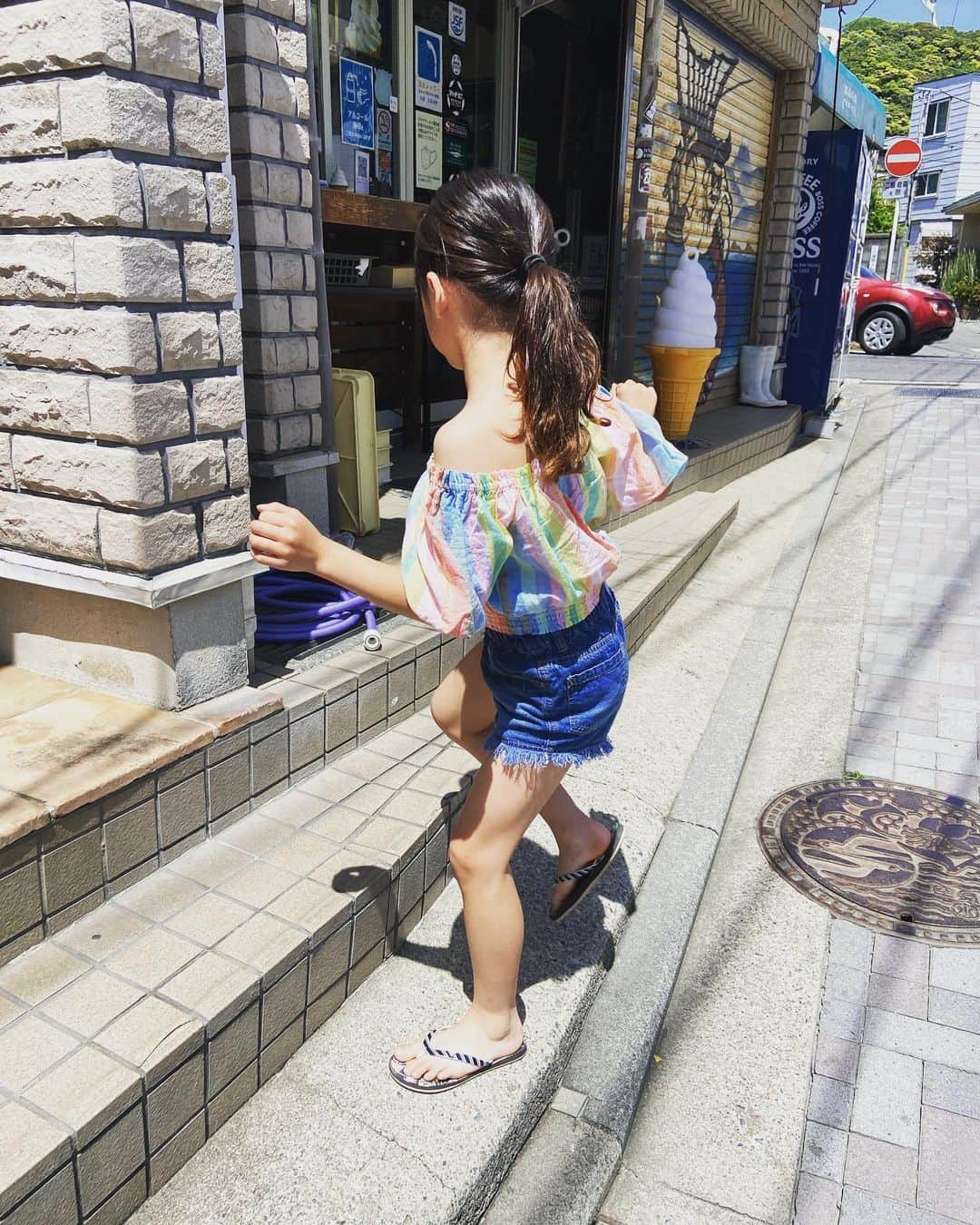 木内江莉のインスタグラム：「ずっと気になってたSUP🏄‍♀️ ついに買いました〜👏💓💓🌺笑  #海#sup始めました#4人家族」