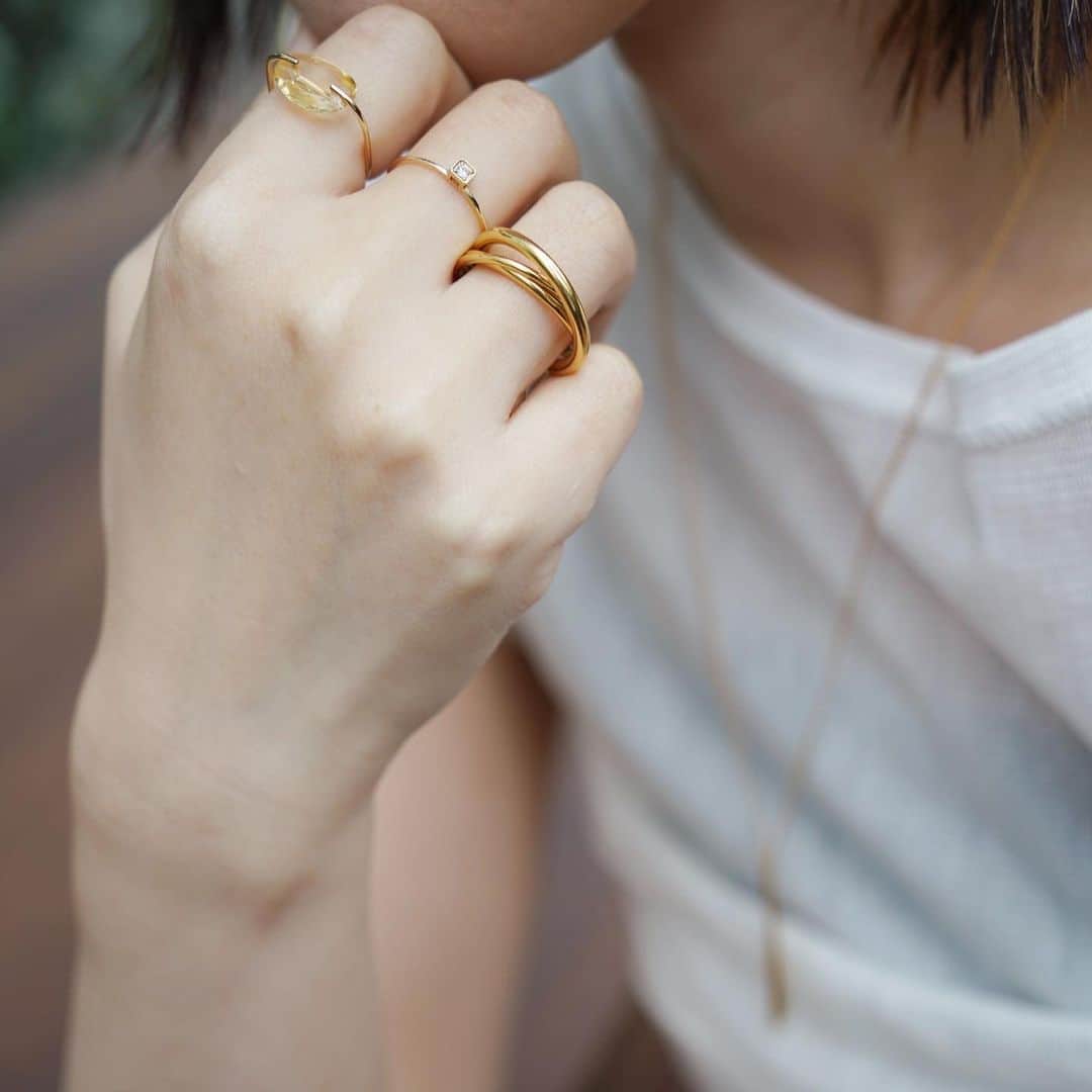 のインスタグラム：「. Everyday is a SPECIAL DAY 「Breather」 〜ひとり時間でゆっくり呼吸〜  ホリデーシーズンにおすすめしたい PAS TIERRAのスタイリング  ふんわりとした今年らしいシルエットの キャミソールトップスにカーヴィデニムを 合わせて甘さを調和させたコーディネート  柔らかな色味を放つシトリンのリングや 女性らしさを醸し出す曲線を描くシルバージュエリー ダイヤモンドを加えてワンランク上の重ね付けを  #pastierra#jewelry #ring#skinjewelry#skinring#chainring #パティエラ#ジュエリー#スキンジュエリー#チェーンリング#スキンリング#k10#k18 #チェーンリング#お守り#お守りジュエリー#デイリージュエリー#ご褒美ジュエリー#newcollection #23sscollection #金属アレルギー#ジュエリー好きな人と繋がりたい #アクセサリー女子  #シルバー#シルバーアクセサリー#シルバージュエリー#silver#sv925#レクタングル#2way」