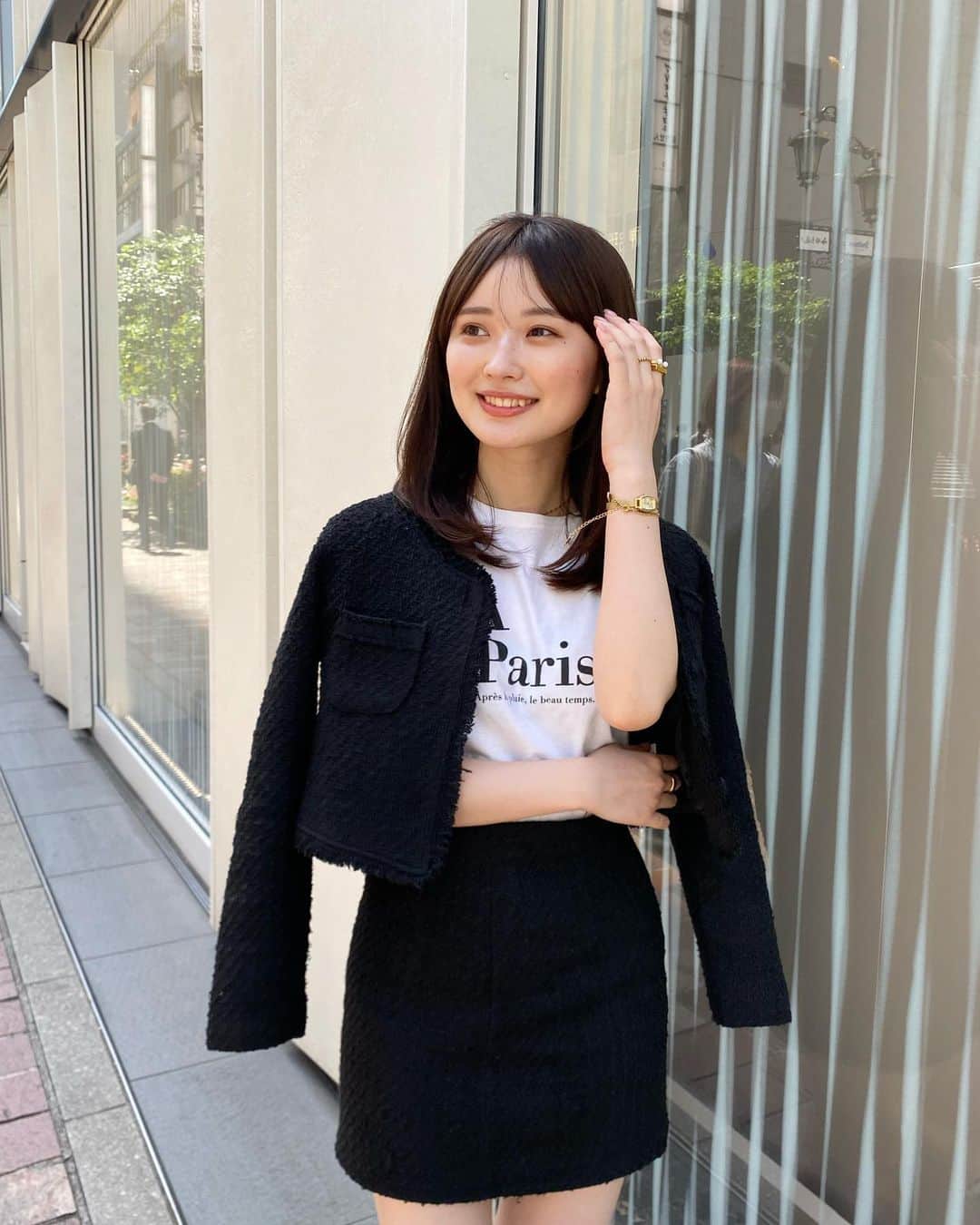 角川友紀のインスタグラム：「⁡ 寒暖差が激しい今の季節に活躍する サラッと羽織れる @holidayandholiday_official の ツイードセットアップ🐈‍⬛ ⁡ セットで着たらもちろん可愛いし バラバラで着てコーデの幅が増やせるのも嬉しい🫶🏻 ⁡ #ツイードジャケット#セットアップコーデ #春アウター#ジャケットコーデ」