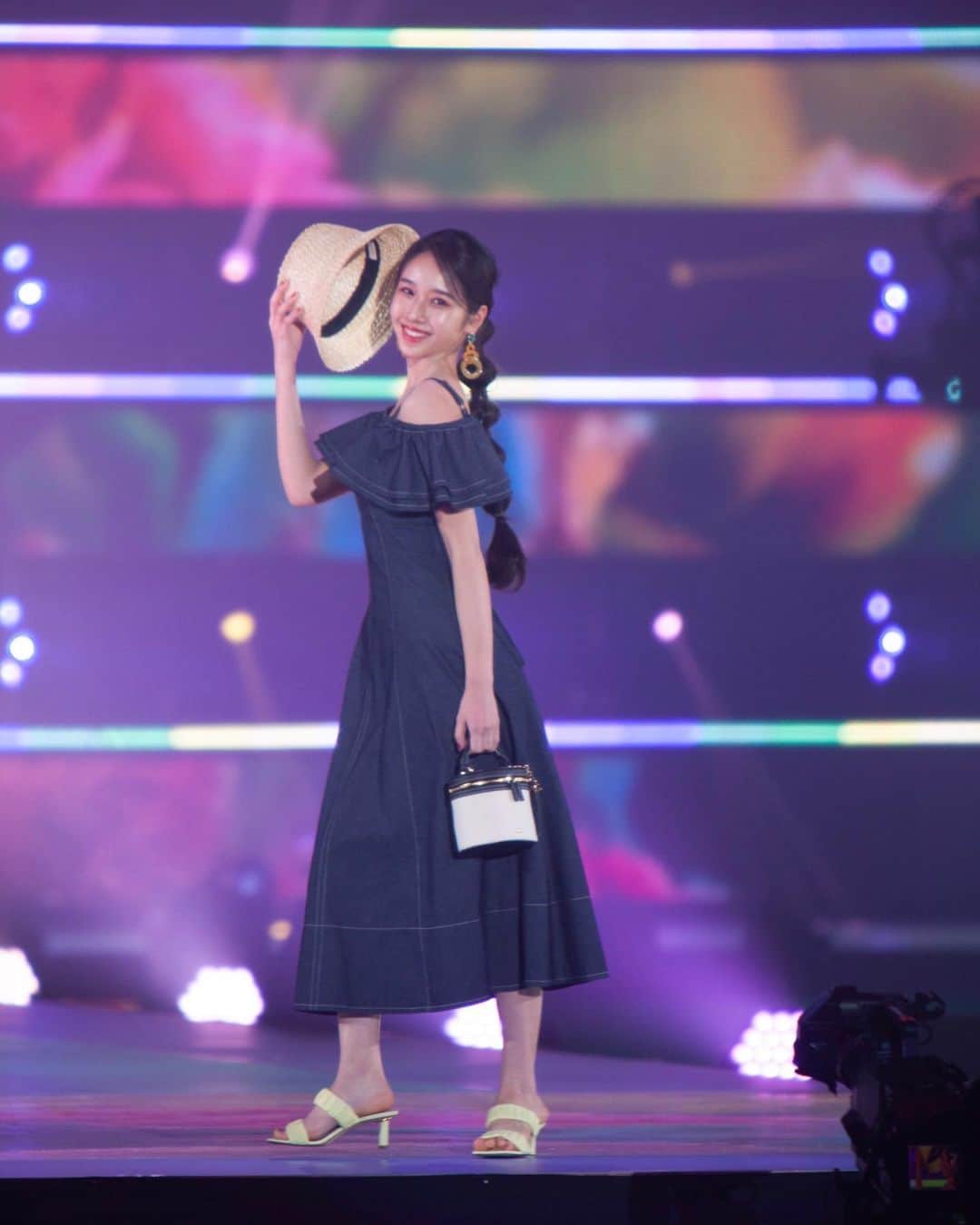 天翔天音のインスタグラム：「2つ目のステージ🇫🇷  #andcouture 👒💐  大人っぽいエレガントで華やかな世界観のランウェイでした〜  #ガルアワ2023ss  #RakutenGirlsAward #天翔天音 #fashion #stage #model #05 #ljk #ootd #asian」