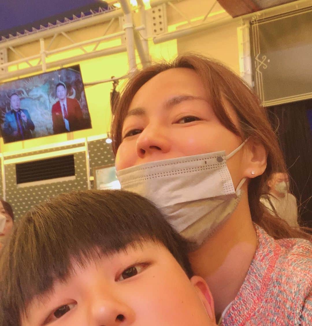 のインスタグラム：「@という間にGwも終わりですね... 私は甥っ子を連れて アレグリアを見に行ってきました！ もう圧巻の一言ではありますが... 同じ人間とは思えない ズバぬけた身体能力は芸術的で美しく 生演奏と生歌が重なったときの 素晴らしさに 何度も感動して涙してしまうほどでした！ ほんとオススメ！ 是非、皆んなにもこの喜びを共有したい。 #MAXLINA #Gw #アレグリア」