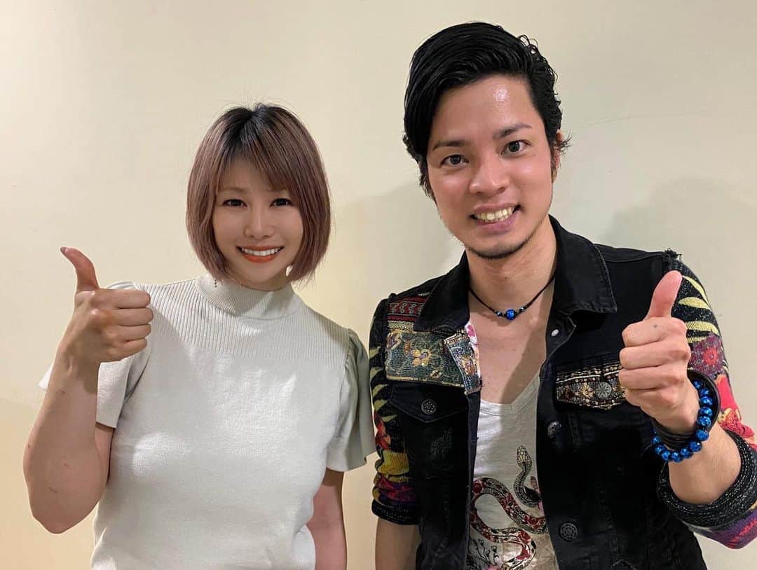 蜷川べにのインスタグラム：「本日は「たる募金プロジェクト第4弾」で沖縄で三線とのコラボ演奏をさせて頂いた、宜保和也 さんのSpecial Liveを見に行ってきました。 会場はまるで完全に沖縄いるかのような盛り上がりで素晴らしかったです。 こうやって沖縄の文化や音楽が更に広がっていくといいな。 宜保さんありがとうございました！ あ、2枚目は宜保さんポーズだそうです。」