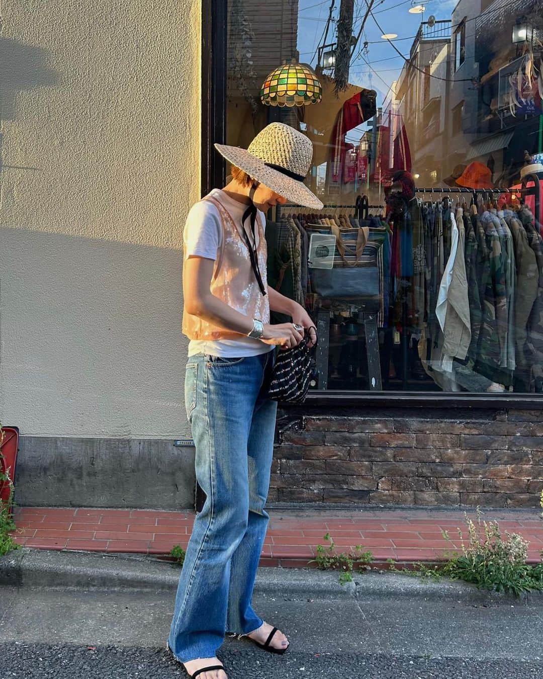 川島幸恵さんのインスタグラム写真 - (川島幸恵Instagram)「🌻🌻🌻 ⁡ 1日歩いた今日もストラップサンダル♩ 全然疲れないし楽に履けて、すでに色ち買いをしようか悩み中🤭💭 ⁡ TELAのスパンコールタンクはカジュアルに白Tを合わせました♡ シャツやワンピースにも重ねたい✨ ⁡ ⁡ #SHENERY_official #tanktop #tela #denimpants #vintagelevis #vintage #levis517 #bangls #tiffany  #hat #lamaisondelyllis #bag #miumiu #sandals #SHENERY #layered #layeredstyle #fashion #styling #白t #tシャツコーデ #レイヤードコーデ  #ハイトーンカラー #ハイトーンボブ #ハイトーンヘア #ボブヘア #ミニボブ」5月6日 21時14分 - sachie118